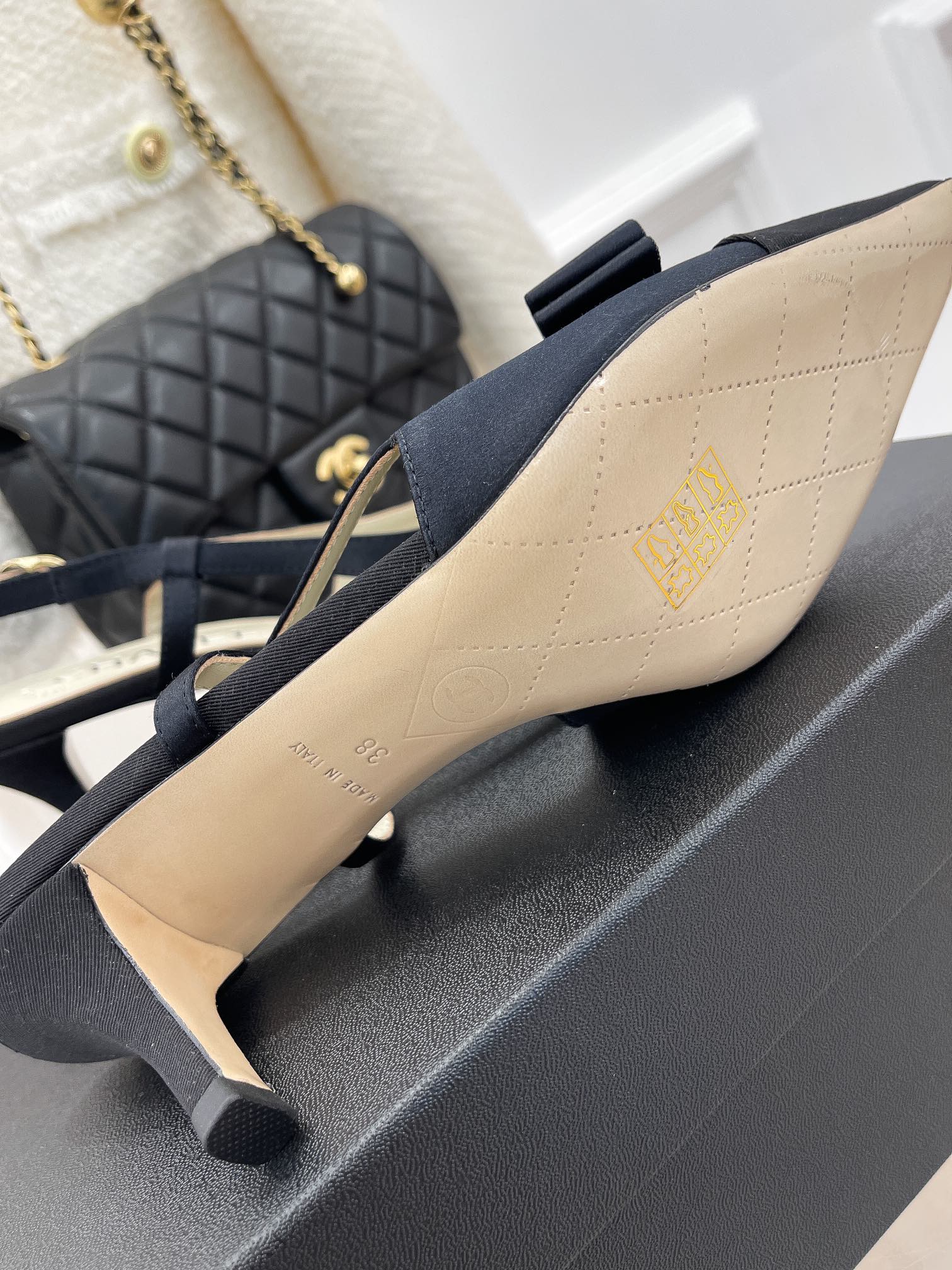 Новинка сезона весна/лето 2023 от Chanel - винтажные босоножки на высоком каблуке с бантом - 5 см - черные