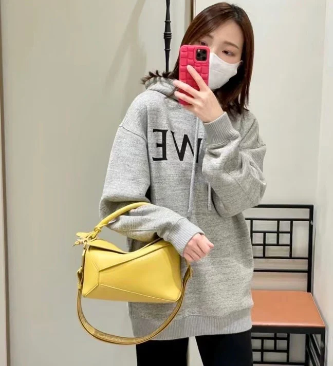 Сумка Loewe Puzzle Geometric с плечевым ремнем в виде буквы — желтая.