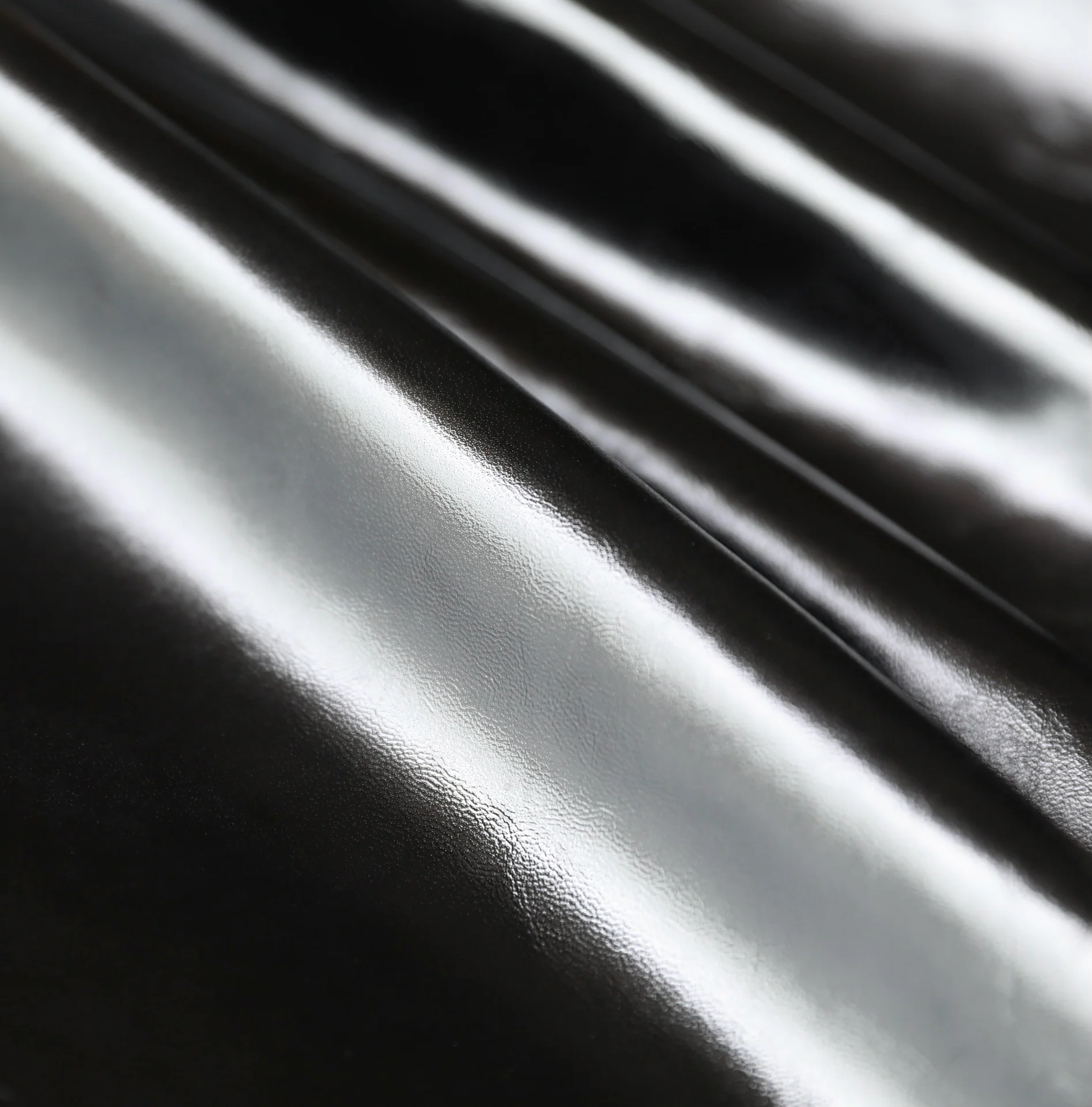 Маленькая черная сумка Chanel с клапаном и поворотной ручкой.