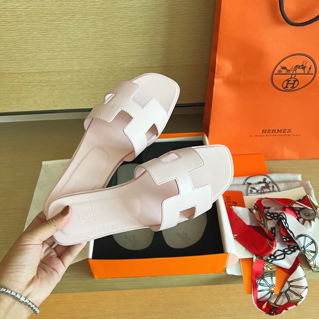 Классические домашние тапочки Hermes H - Верх из однотонной кожи - Подошва, полностью закрывающая тапочки - Светло-розовый цвет