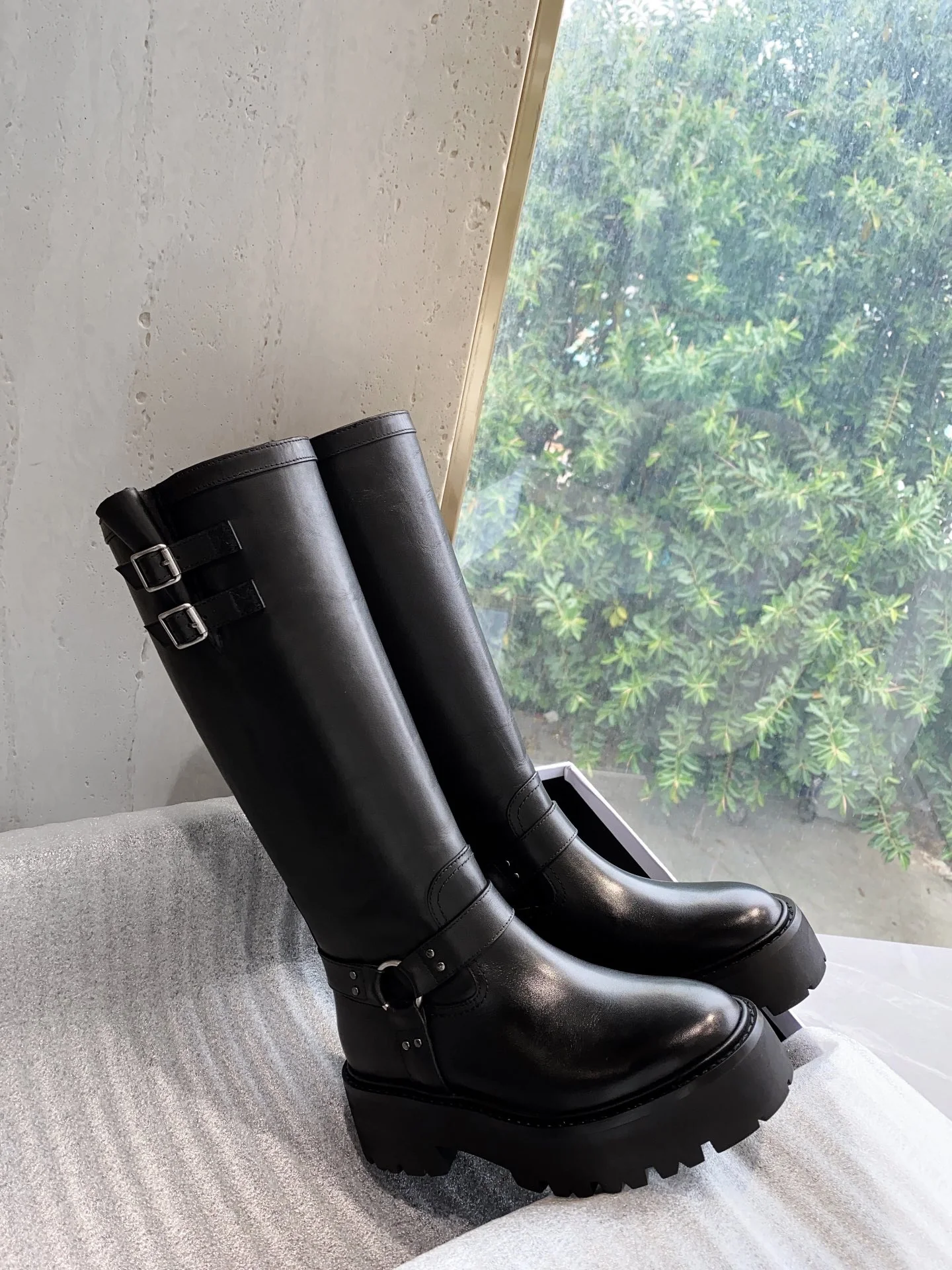 Новинка сезона осень/зима 2022 от Celine — Рыцарские сапоги ?Триумфальная арка? — в стиле Ян Ми.