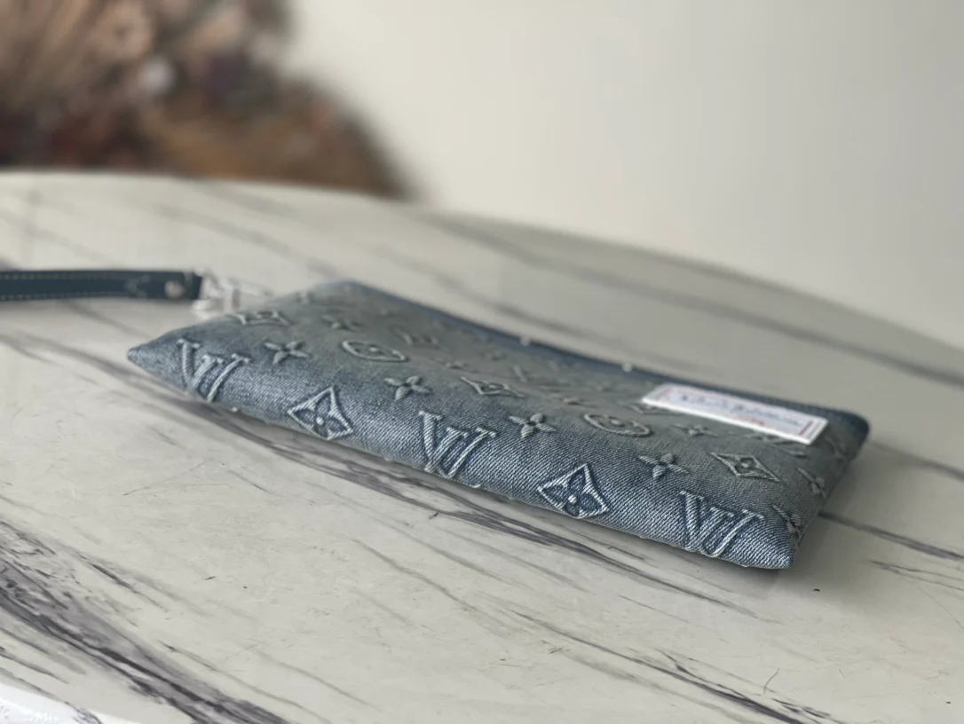 m82313 Сумочка-клатч LV Pochette to Go в джинсовом стиле