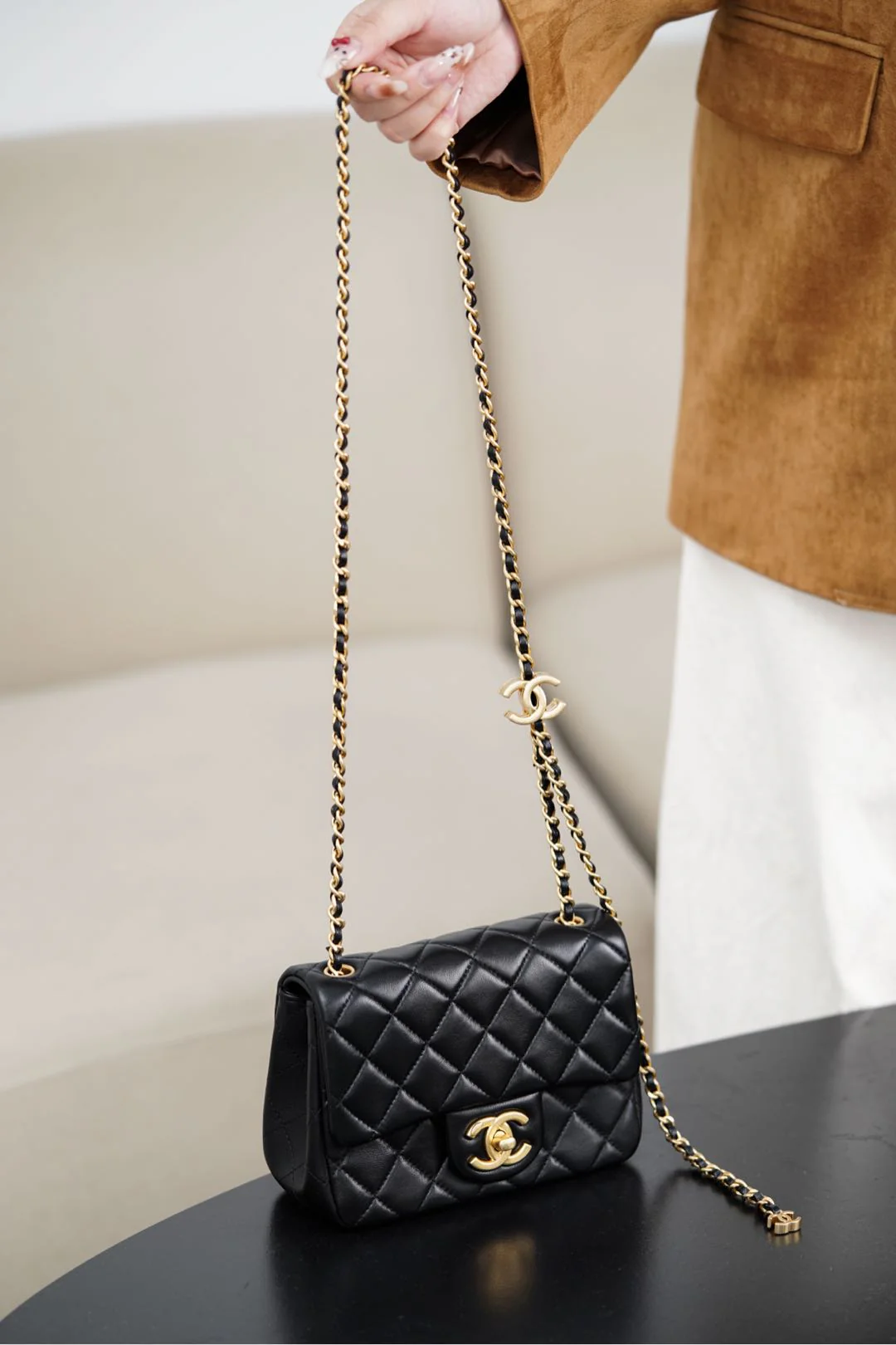 Сумка Chanel 25B Double C Chain Square Fat Bag - черная, маленькая, с золотой пряжкой.