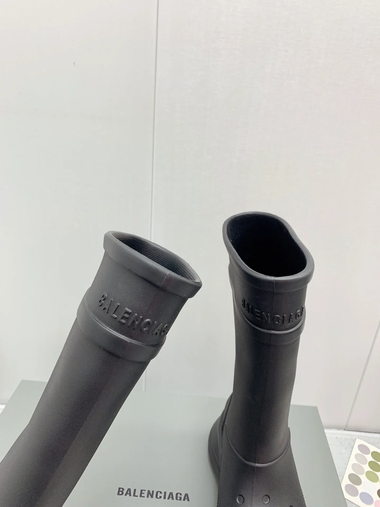 Резиновые сапоги Balenciaga на нескользящей платформе из коллекции осень/зима 2022 x Crocs - черные.