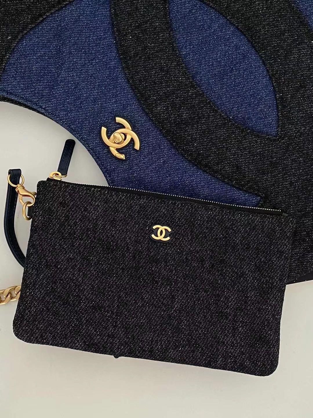 Коллекция Chanel Весна/Лето 2023 - Синяя джинсовая сумка-тоут - Черная отделка на синем основании