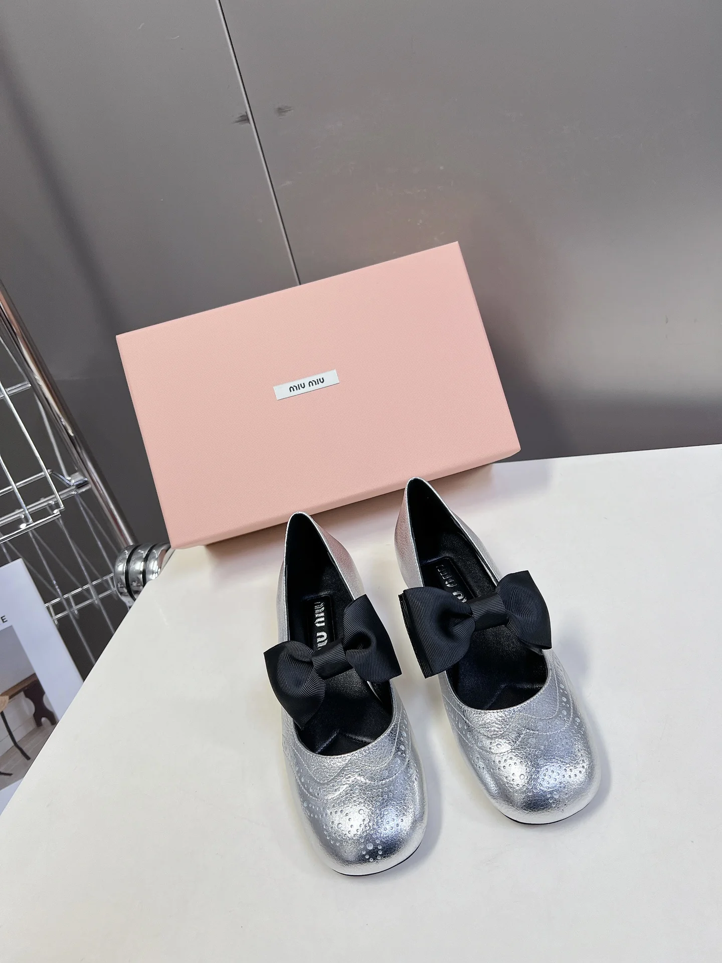 Miu Miu - Классические туфли Мэри Джейн с бантом - Серебристые