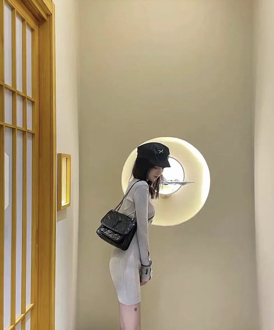 YSL Niki Baby, кожаная цепочка 22 см, черная, с эффектом состаренного серебра - на фото.