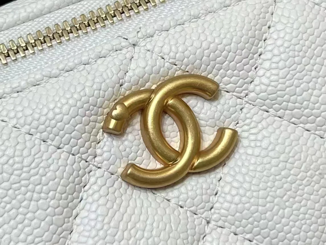 Новинка сезона весна/лето 2023 от Chanel - Длинная цепочка в форме шара - Белая