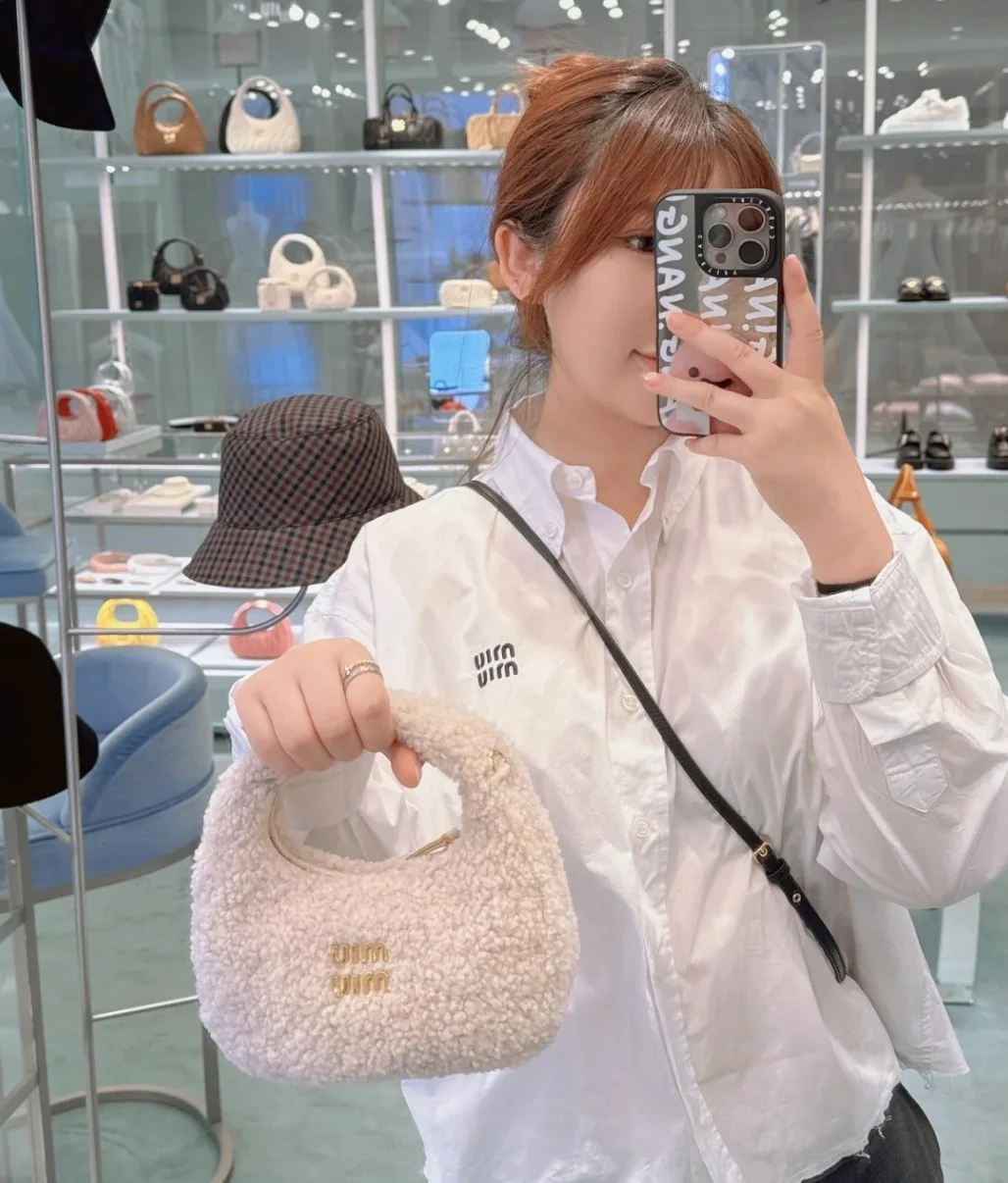 Сумка Miu Miu Wander - овечья шерсть - белый наряд (поделиться)