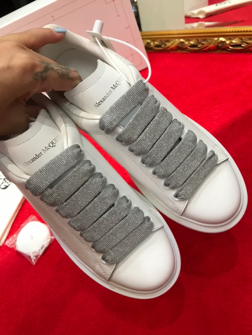 Классические белые кроссовки McQueen с блестками, серебристые.