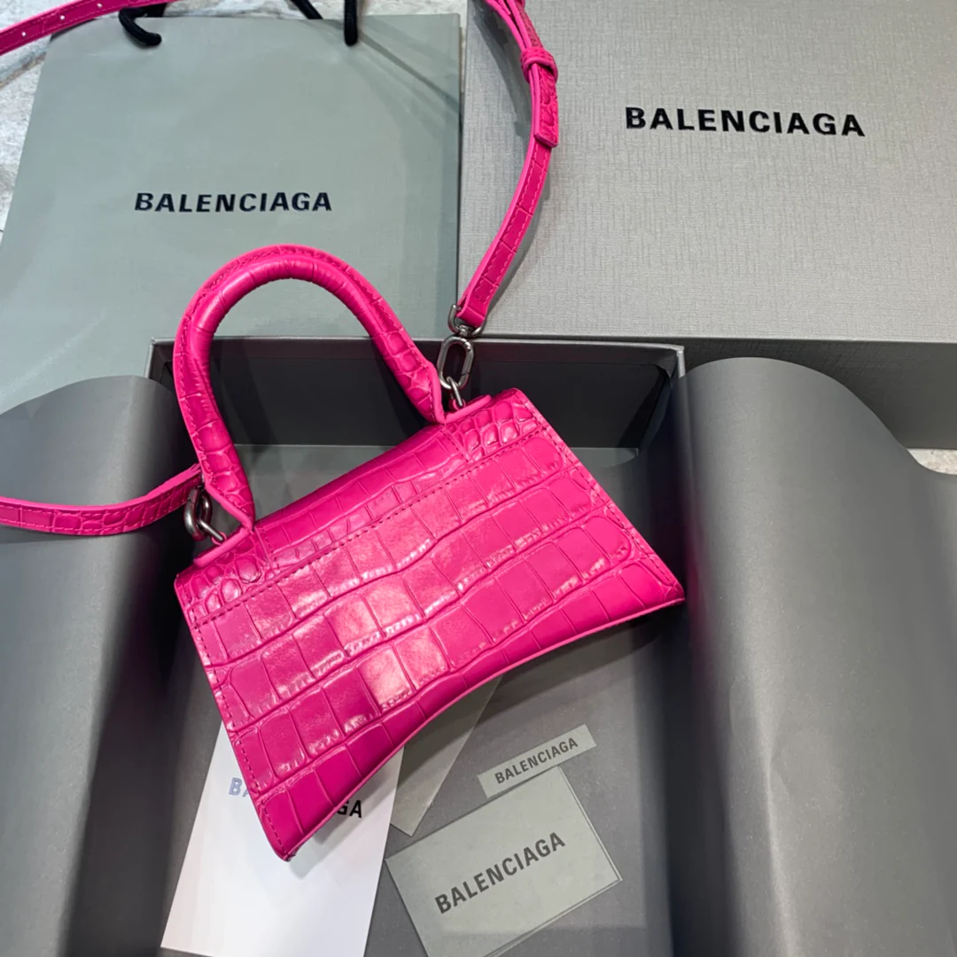 Сумка Balenciaga Hourglass, размер XS, цвет розовый, с крокодиловым узором.