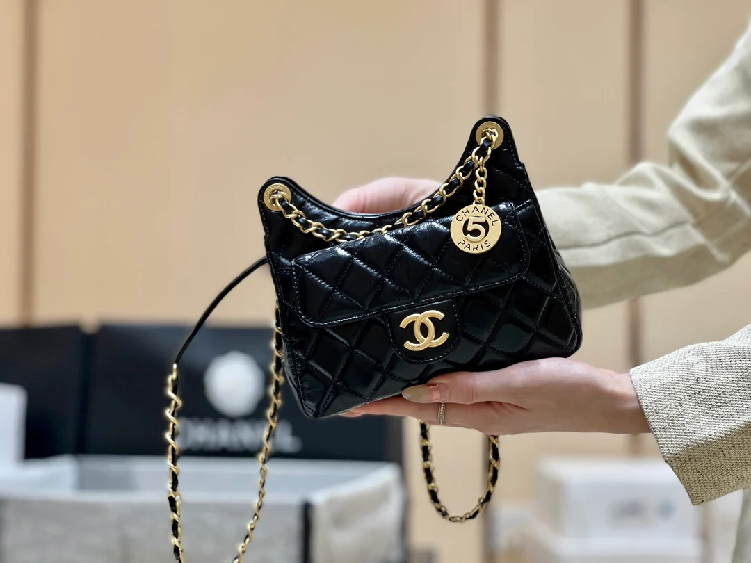 Сумка-хобо Chanel 23c из коллекции ?Ранняя весна? — черная кожа, обработанная маслом.