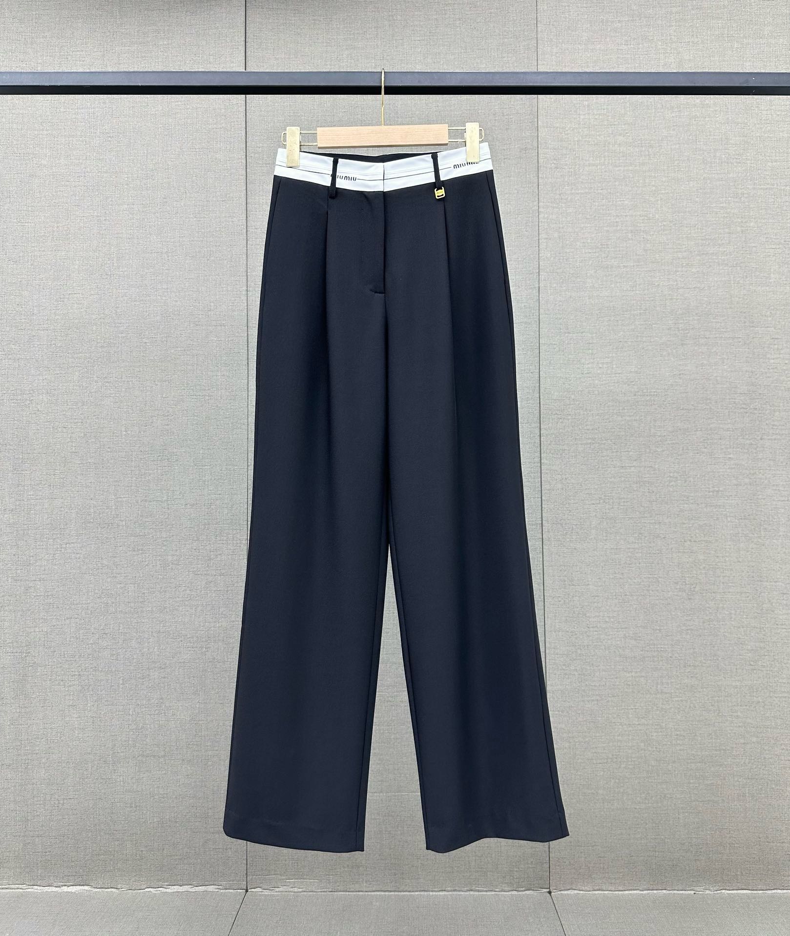 Miu Miu - 2404 - Широкие брюки с жаккардовым узором в виде букв - Черные