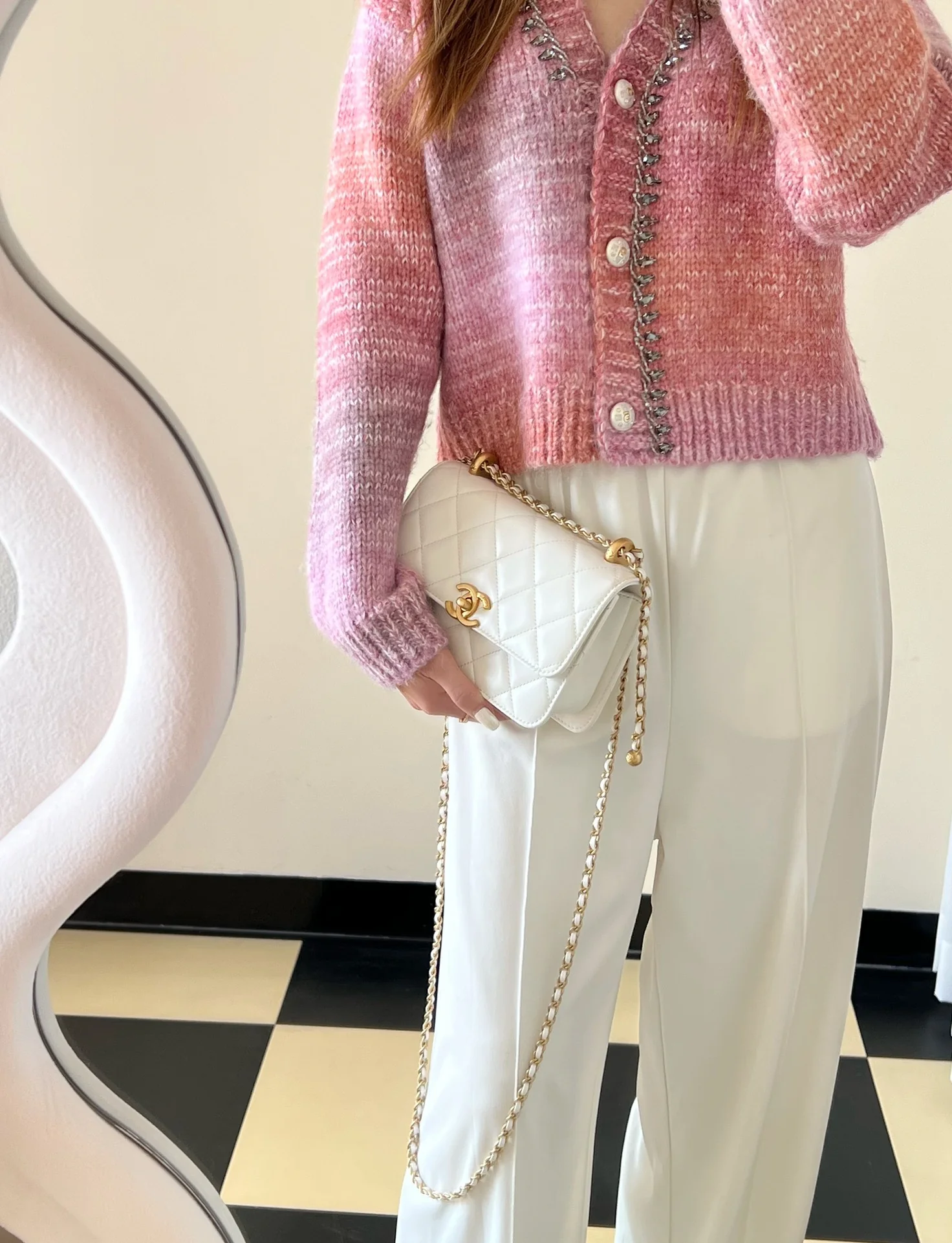 Маленькая белая сумка Chanel 24c с двойным золотым бисером и клапаном.