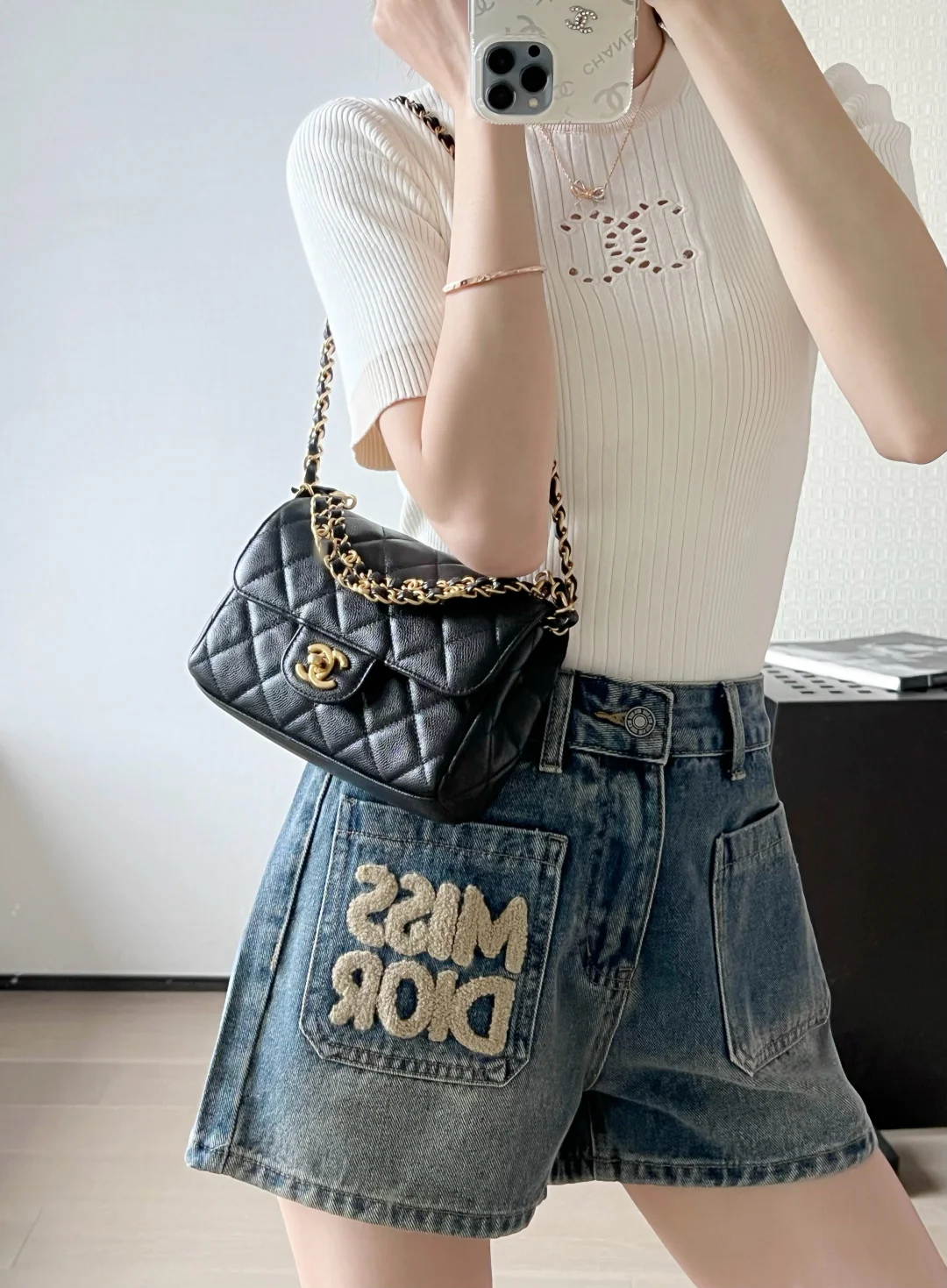 Сумка Chanel 25p с двойной петлей и клапаном, средний размер, черная.