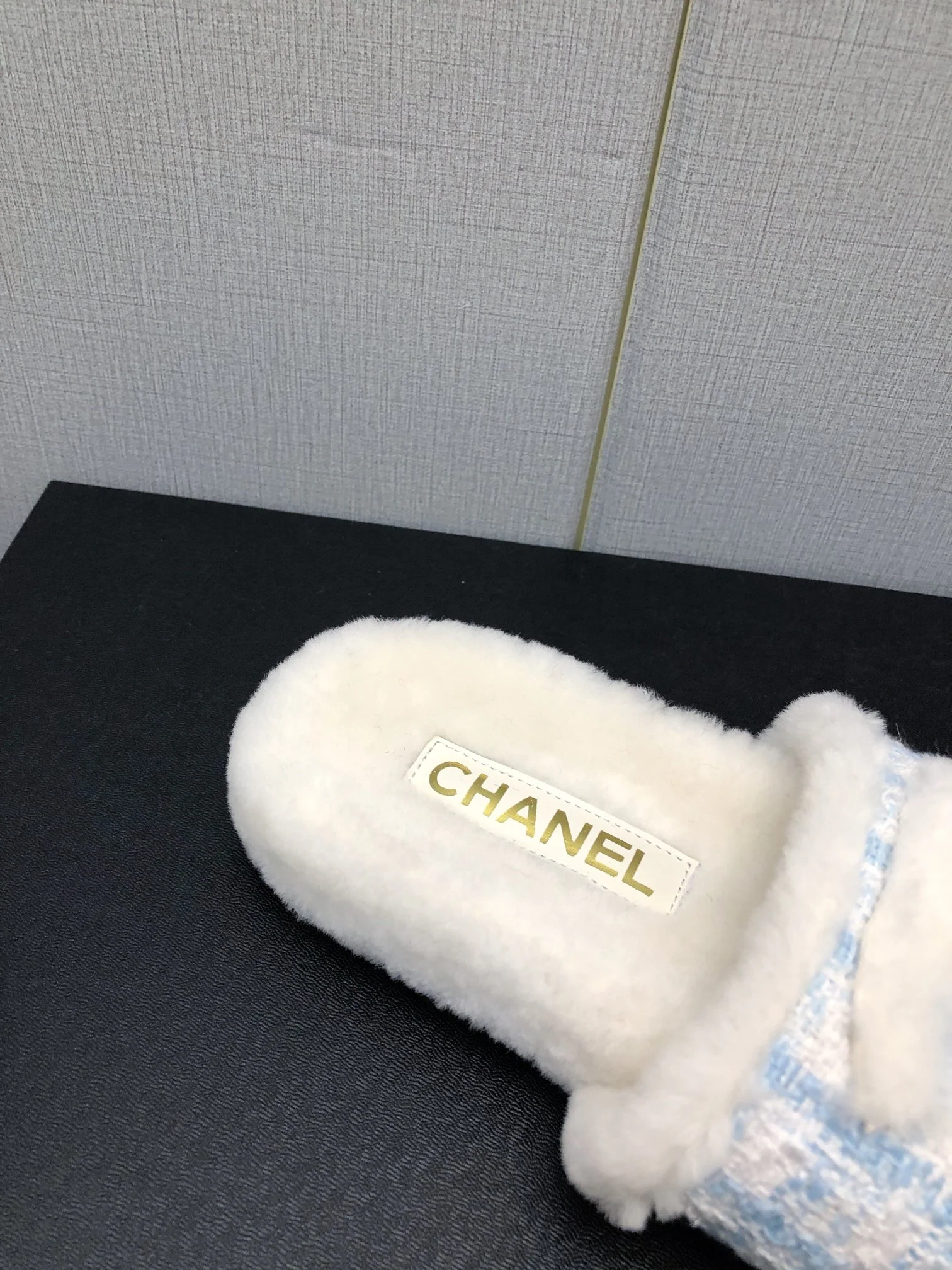 Новинка сезона осень/зима 2023 от Chanel - шерстяные клетчатые тапочки - синие.