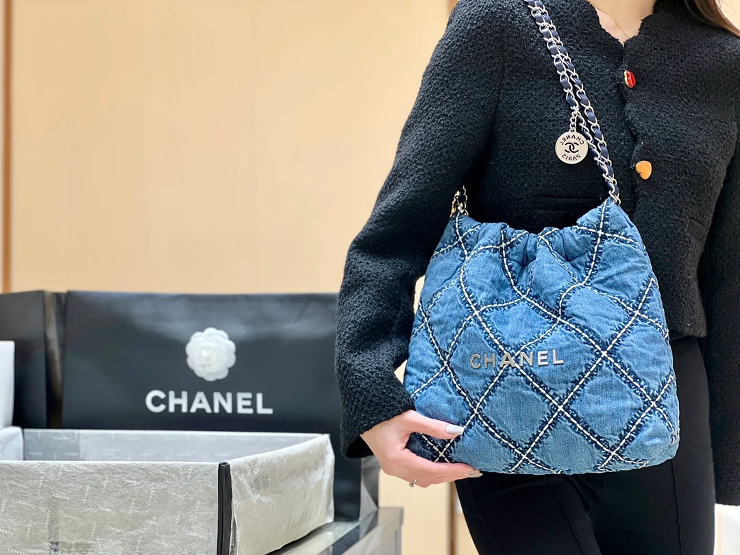 Новинки весенне-летней коллекции Chanel - Сумка Chanel размера 22 - Стеганая джинсовая ткань