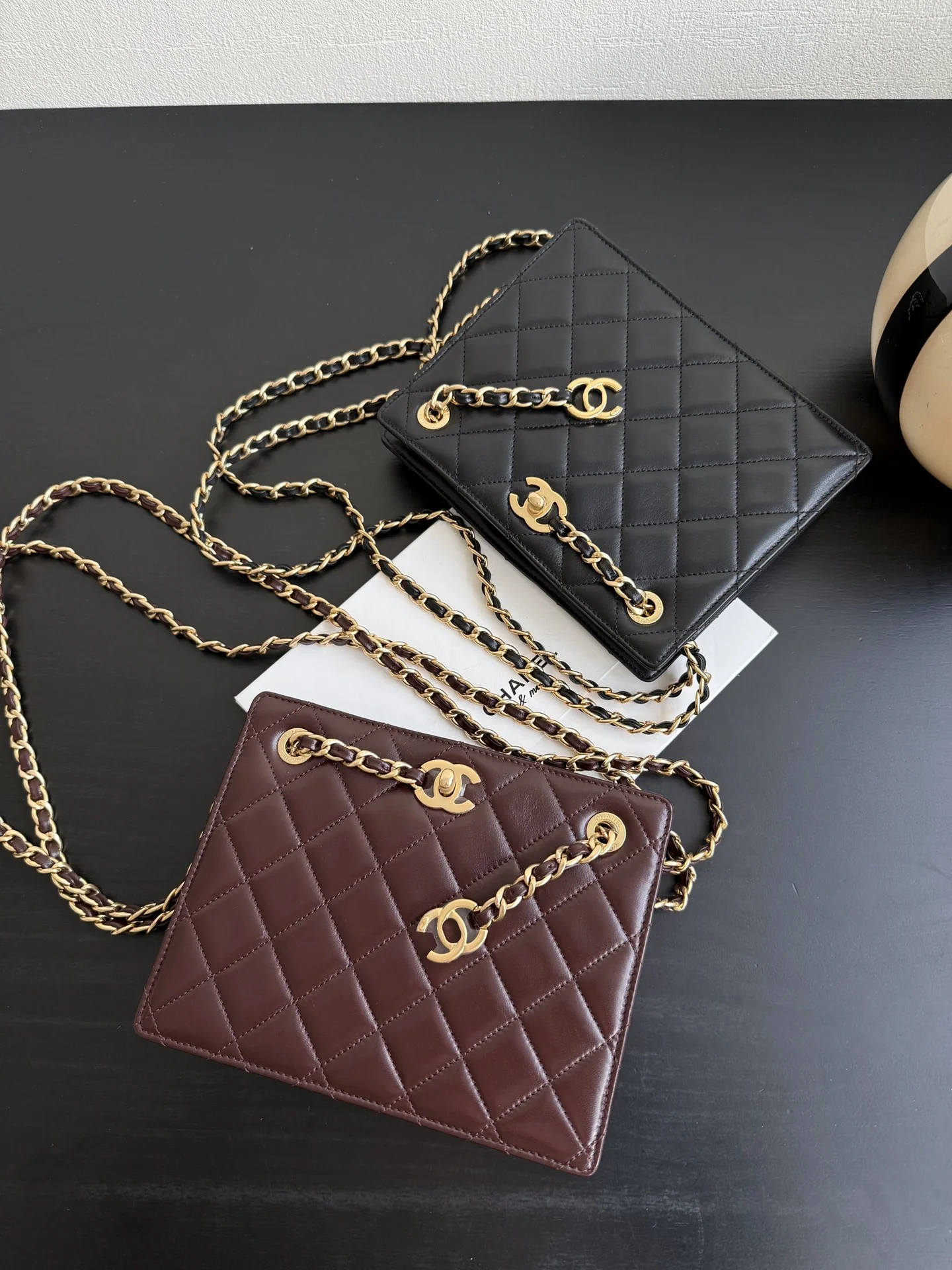 Винтажная квадратная вечерняя сумка Chanel из 24-каратного золота - черная.