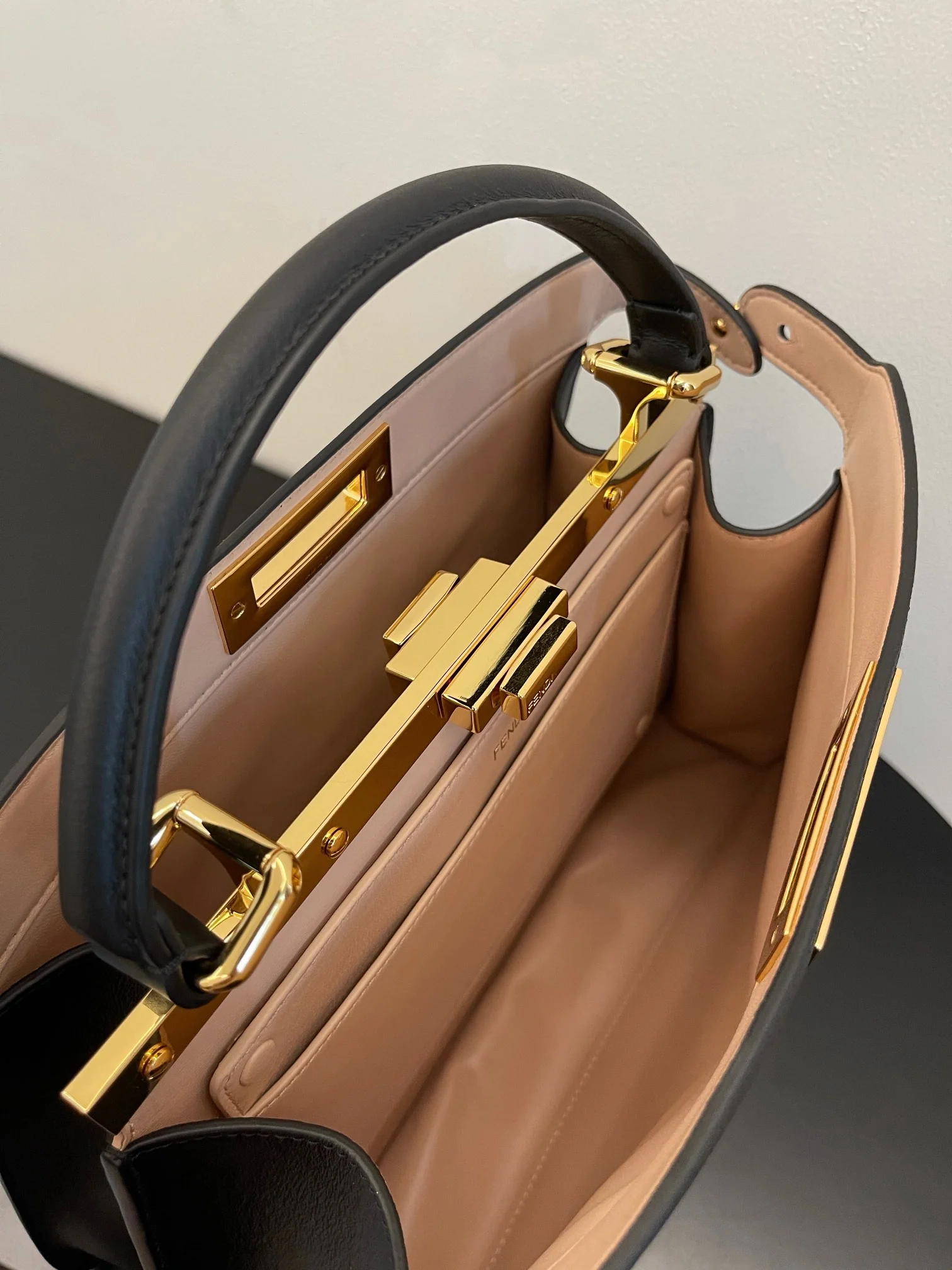 Fendi-peekaboo-i-see-u-medium-black