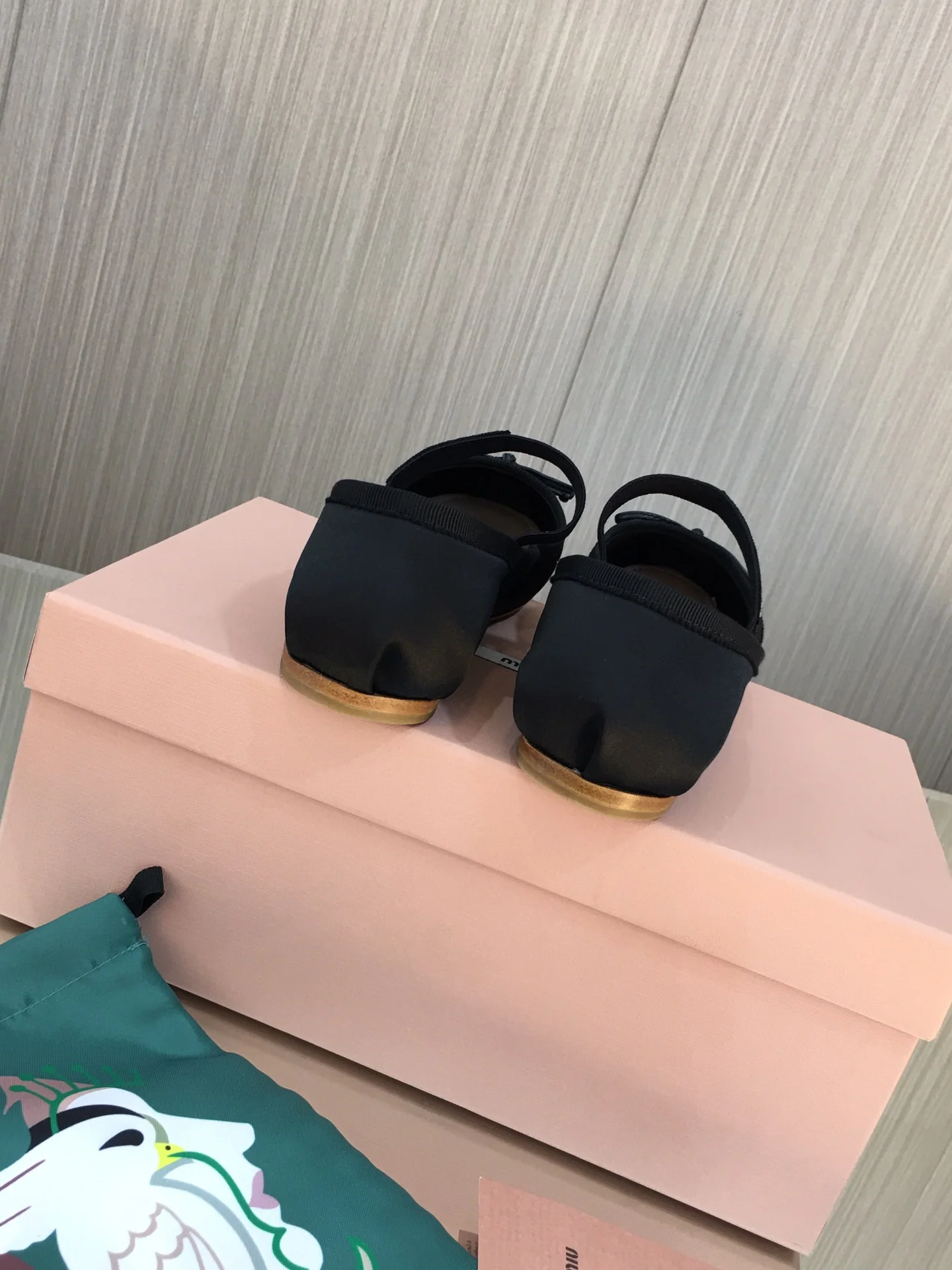 Новинка весны/лета Miu Miu 2023 — балетки ?Французская фея? — черные.