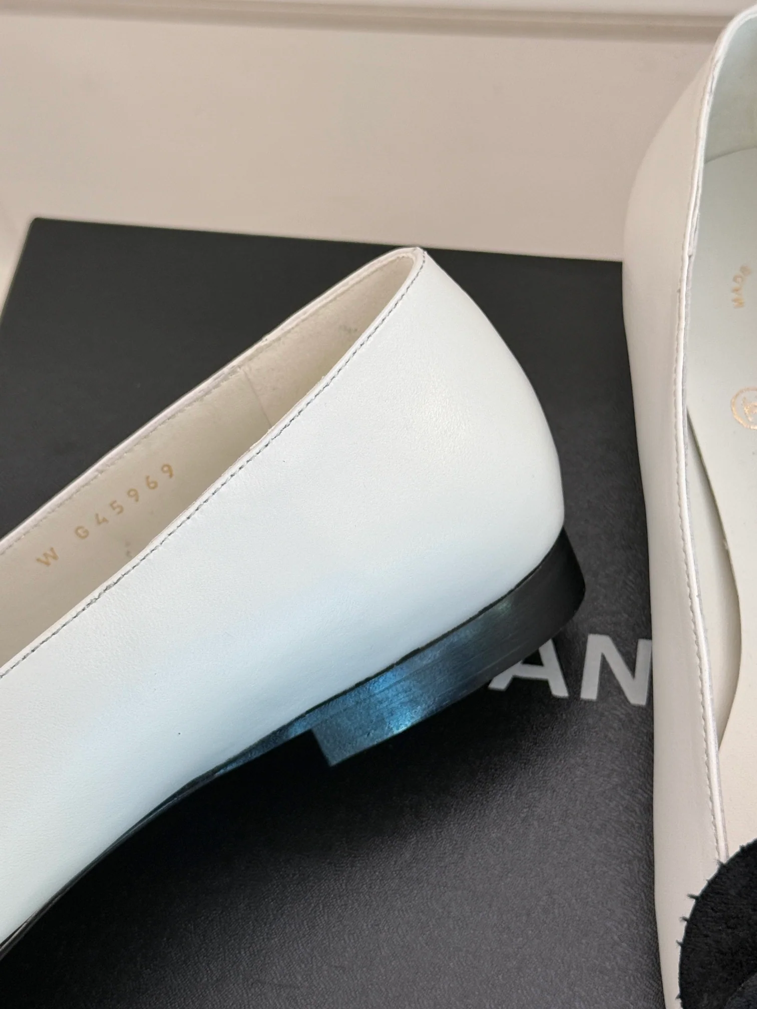 Туфли на низком каблуке Chanel Camellia 2024 — белые