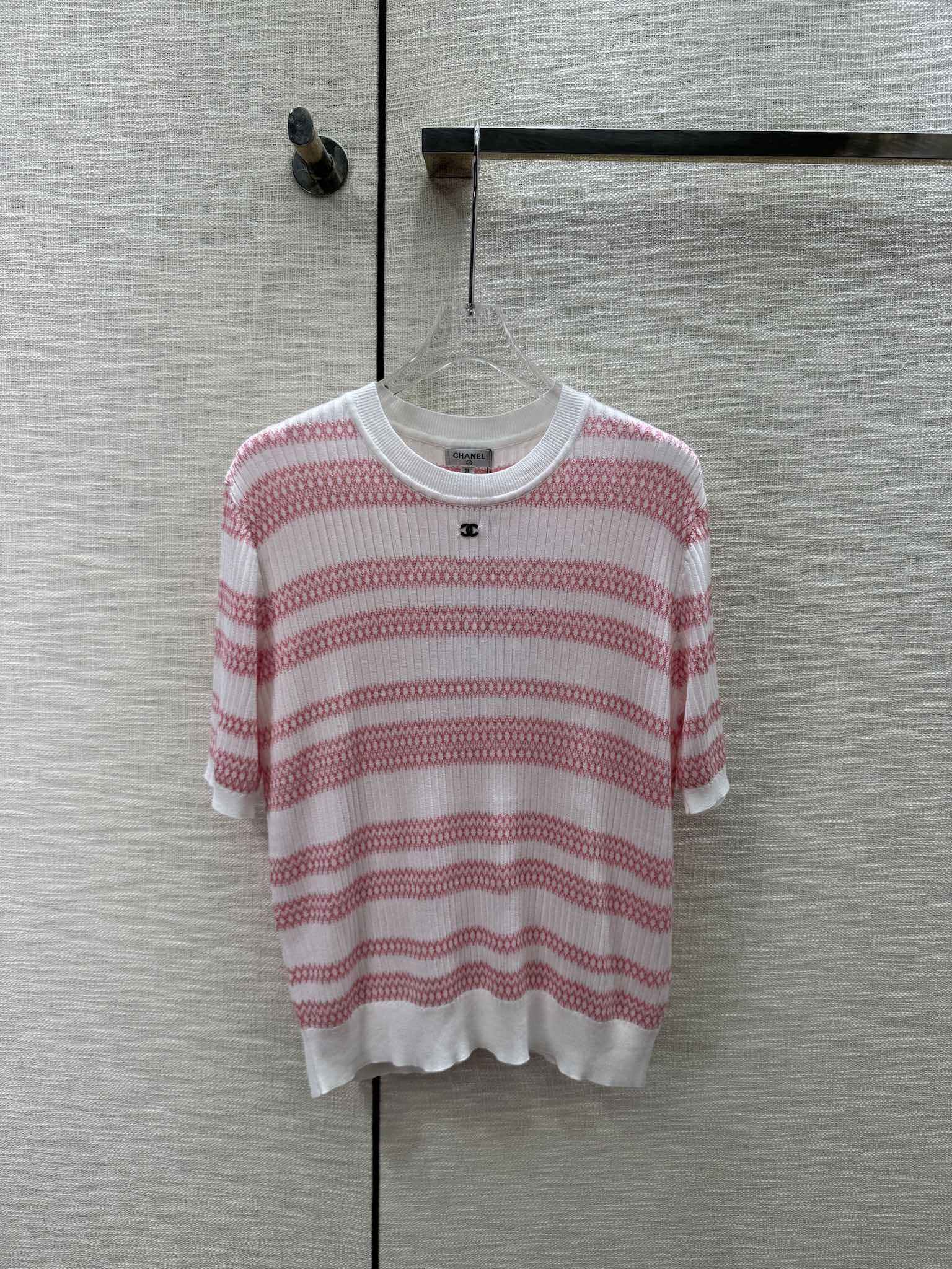 Chanel 2404 - Вязаный топ с короткими рукавами в полоску, выполненный в стиле колор-блок — красный и белый.