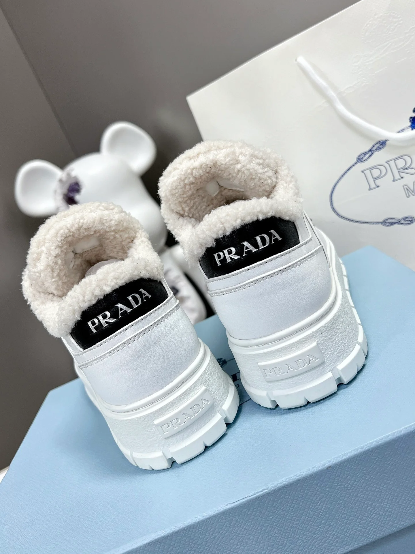 Новинка сезона осень/зима 2022 от Prada - улучшенная версия - повседневные туфли на платформе.