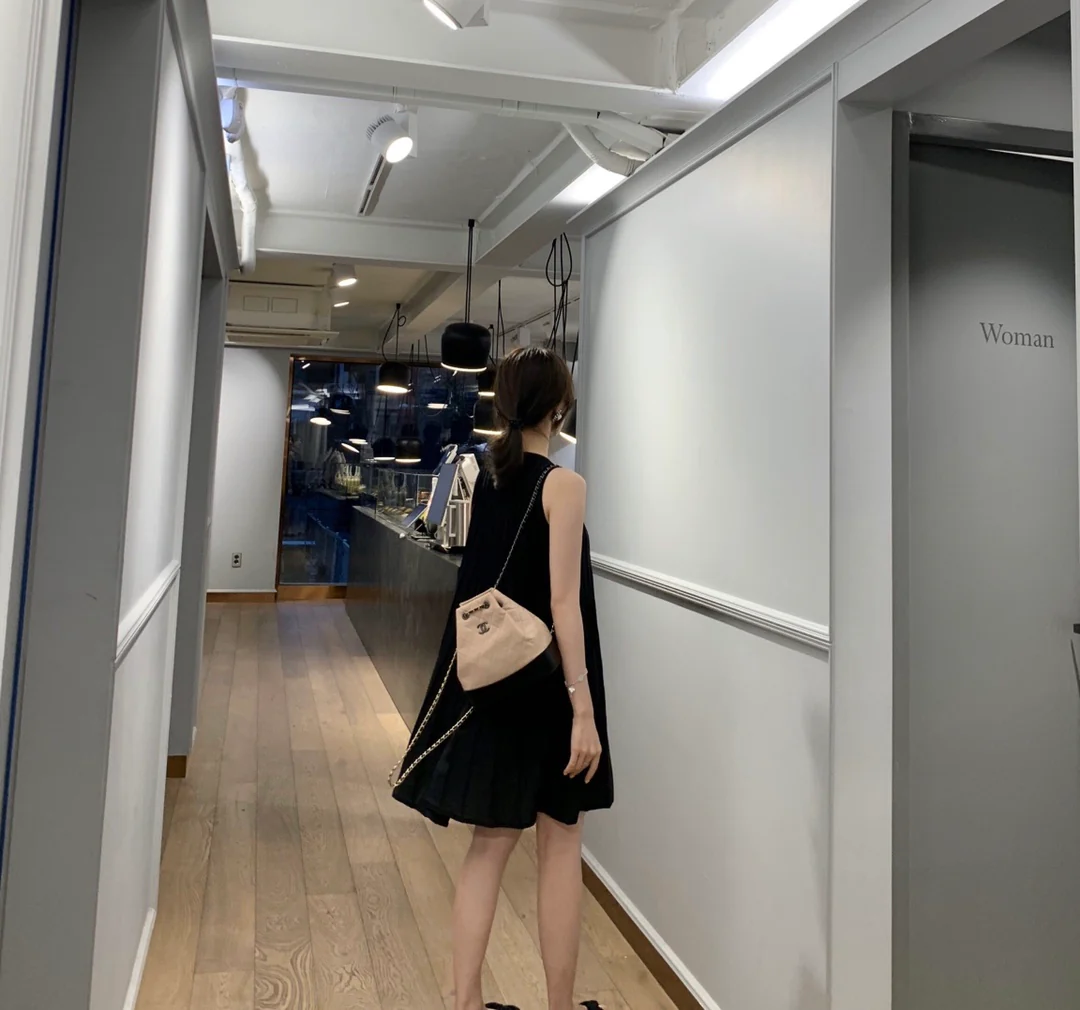 Маленький рюкзак-хобо Chanel — бежевый и черный.