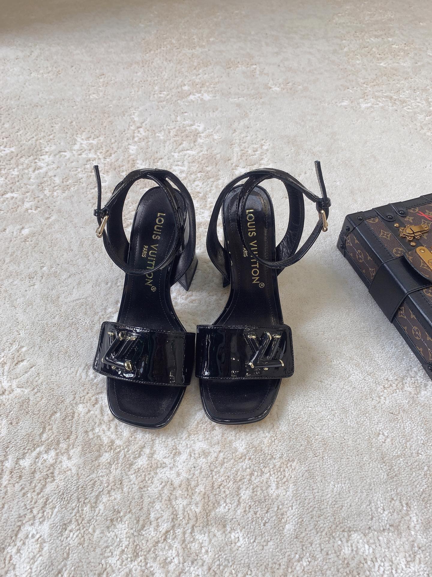 Новинка сезона весна/лето 2023 от LV - Босоножки на высоком каблуке - Черные