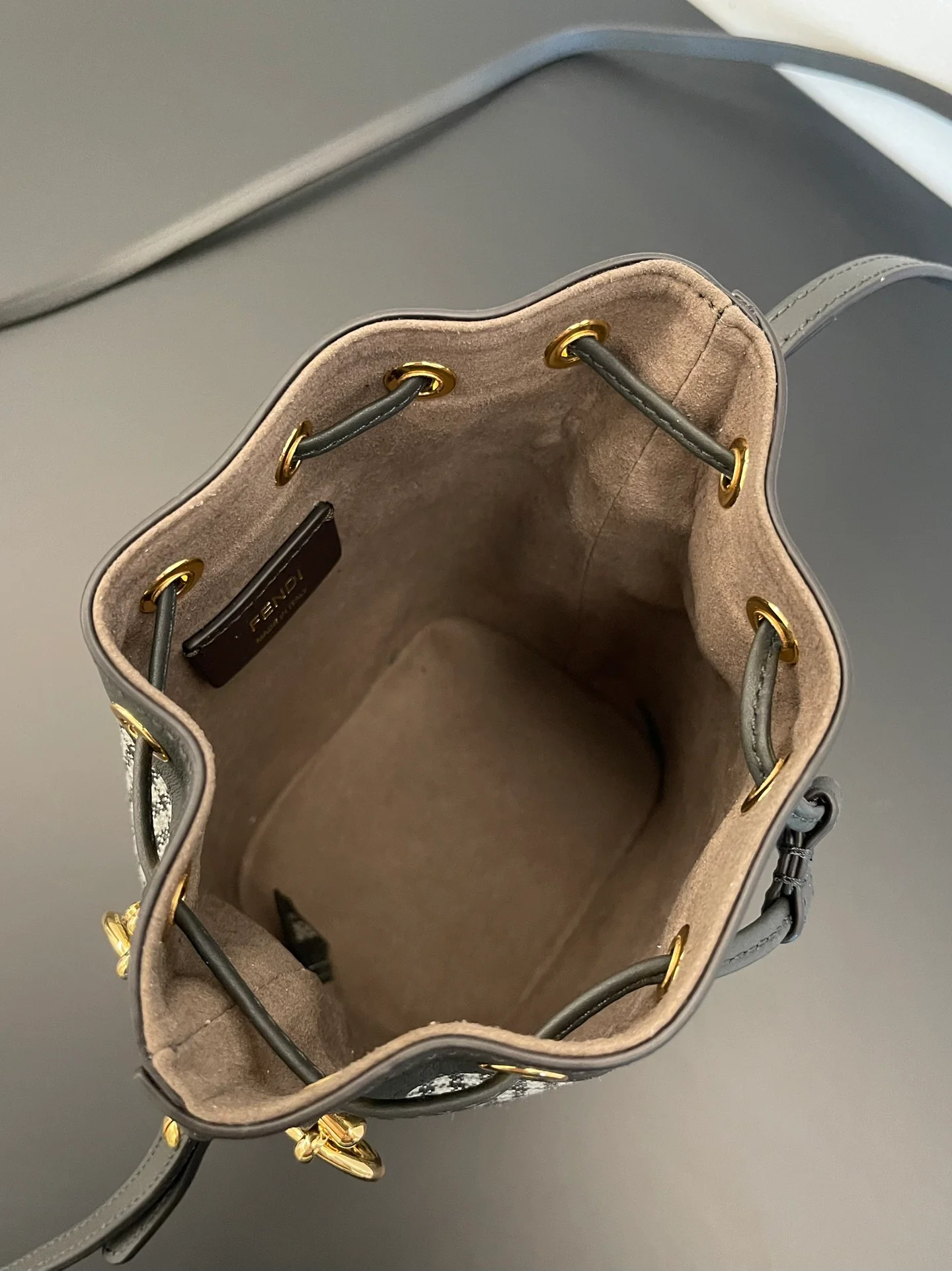 Сумка-ведро Fendi - канвас, вязаная ручка, клетчатый узор.