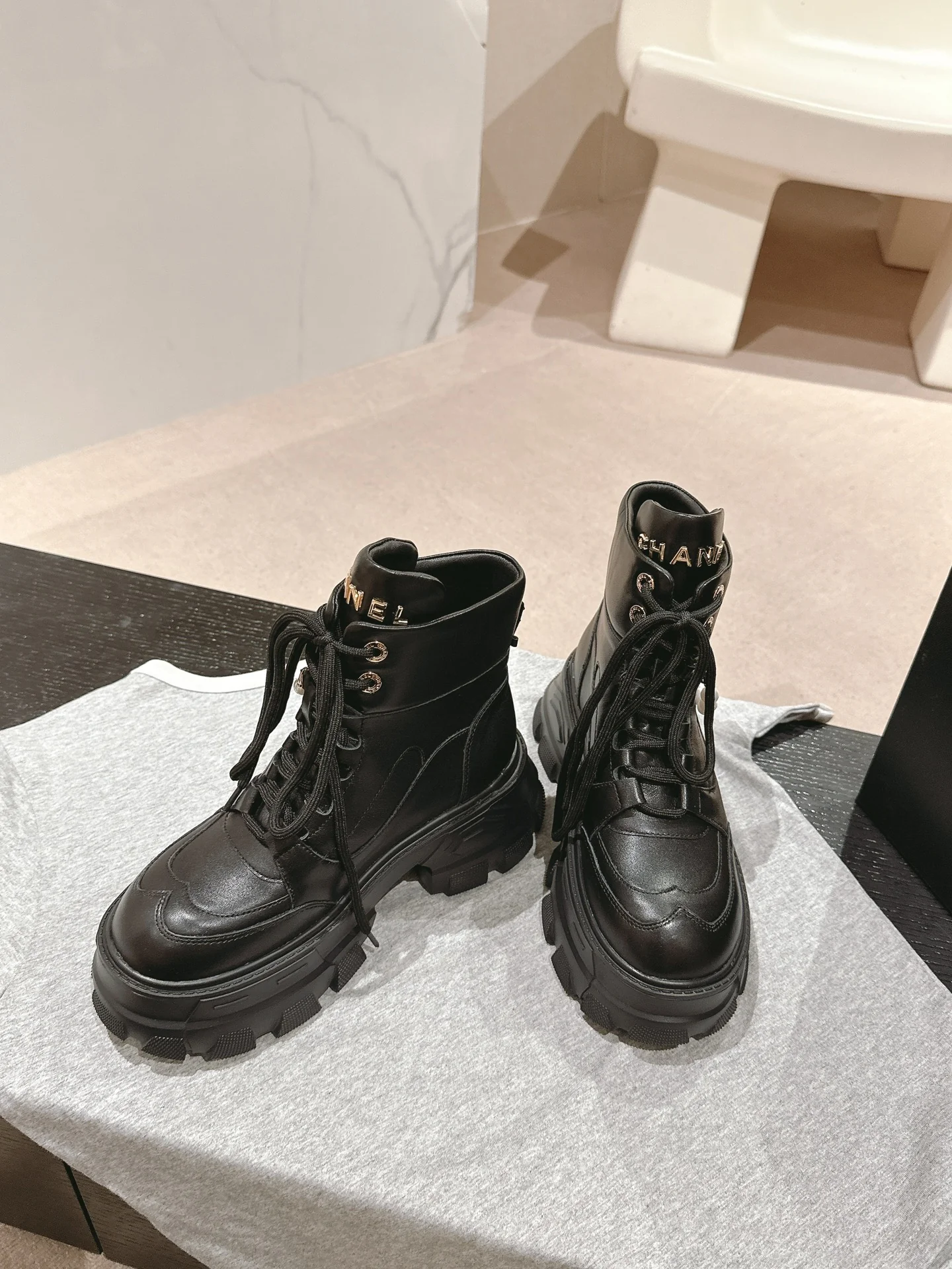 Высокие кеды на платформе Chanel 2024 — черные