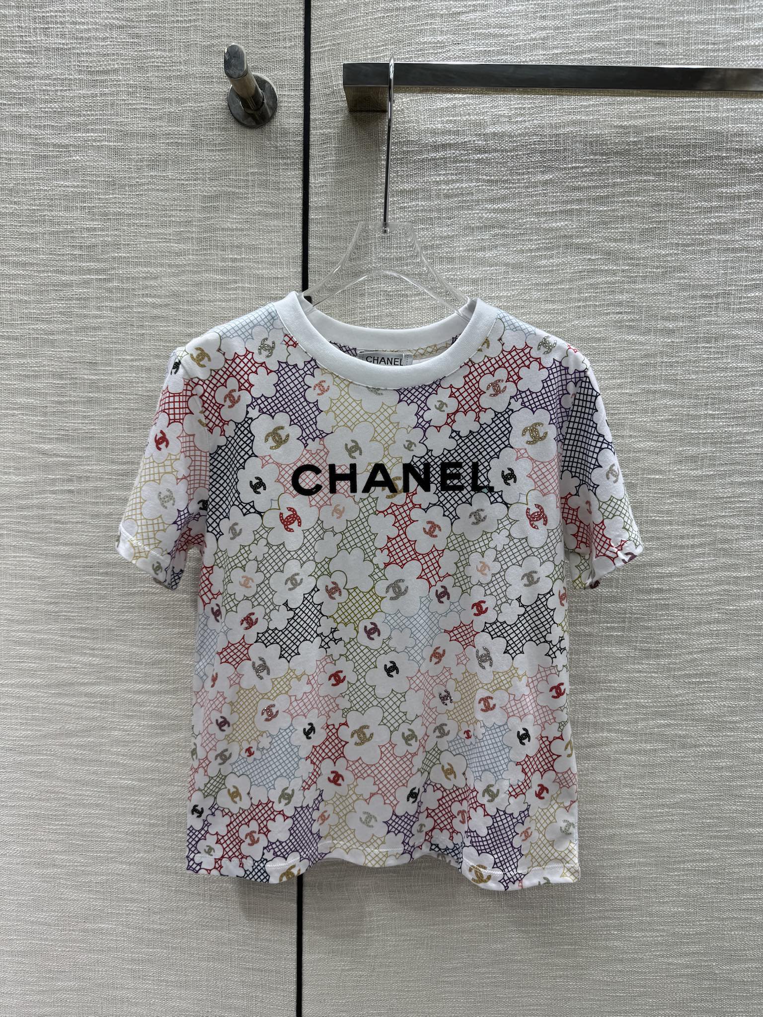 Футболка Chanel 2403 с круглым вырезом и короткими рукавами, украшенная множеством пайеток.