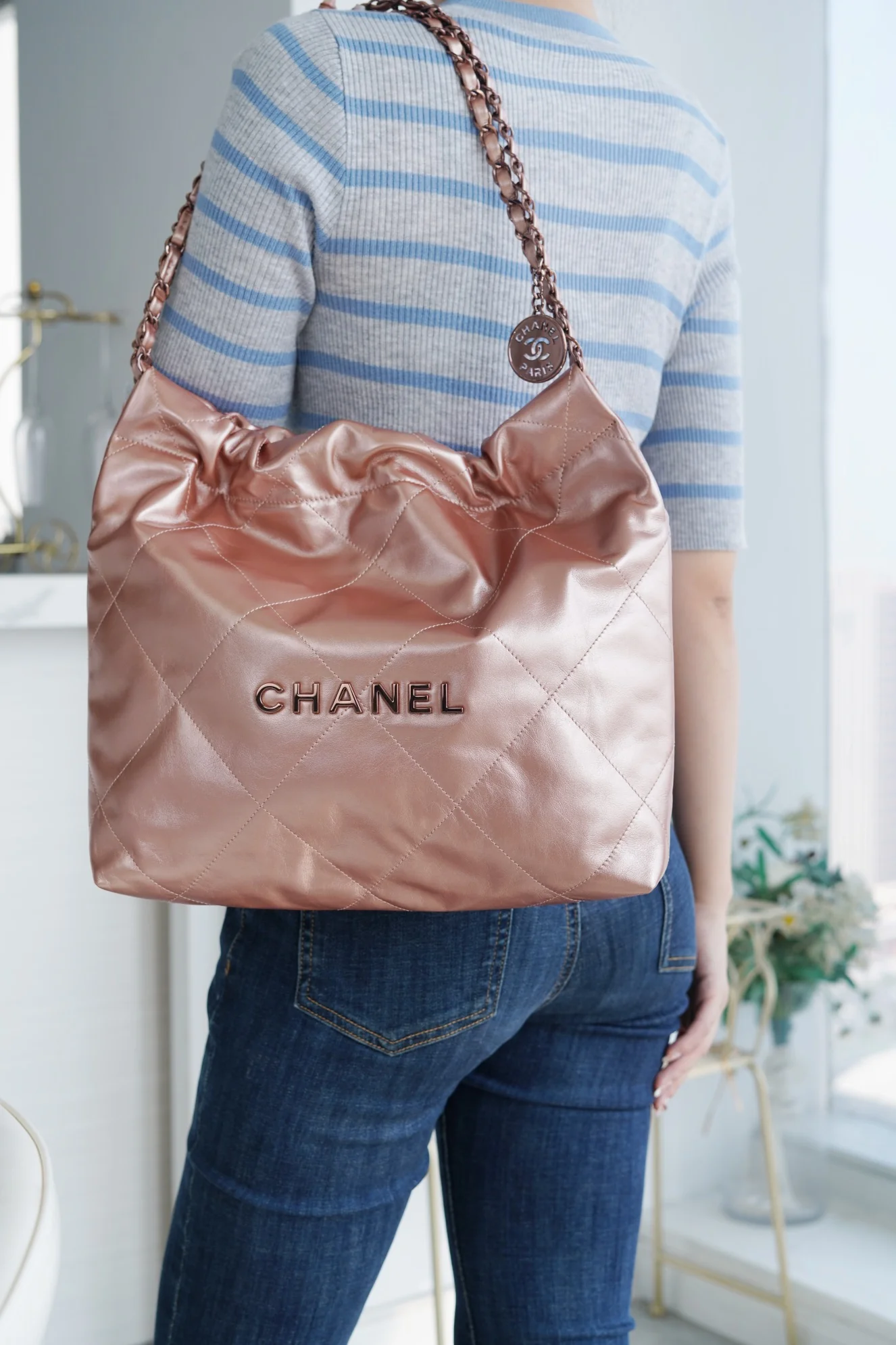 Сумка Chanel No. 22 — сезонный цвет ?розовое золото?.