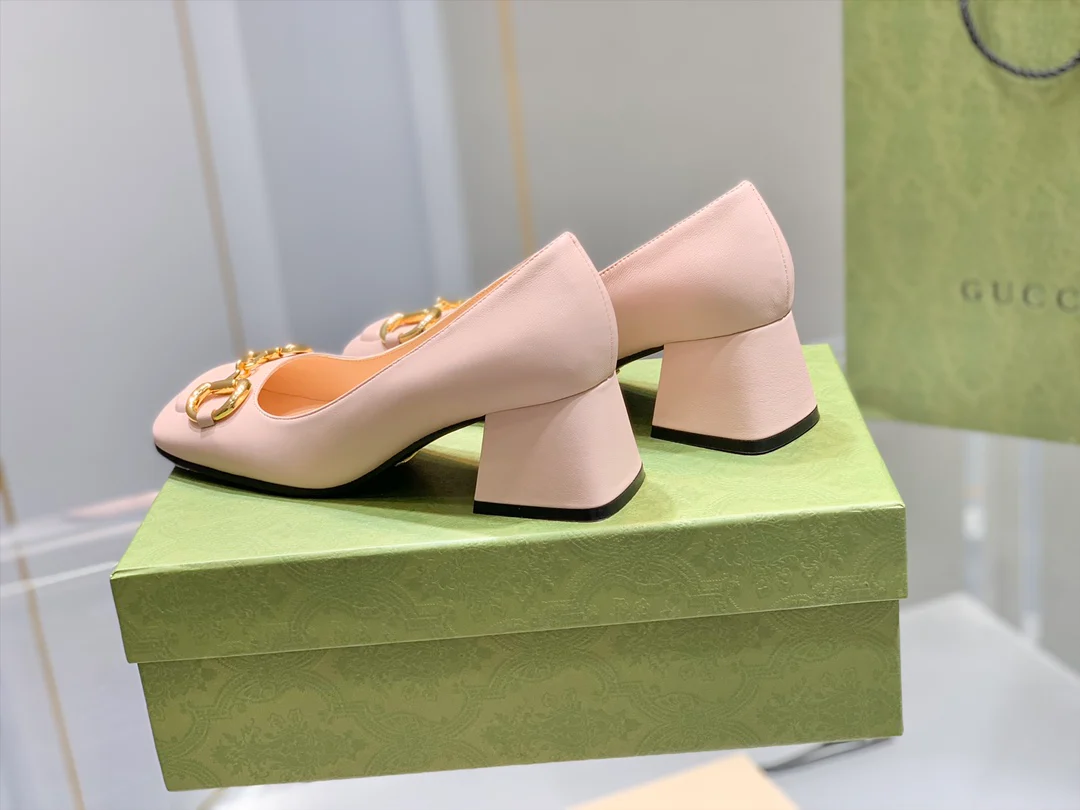 Весенняя коллекция Gucci 2021 — Босоножки на массивном каблуке с пряжкой в ??виде конской уздечки.