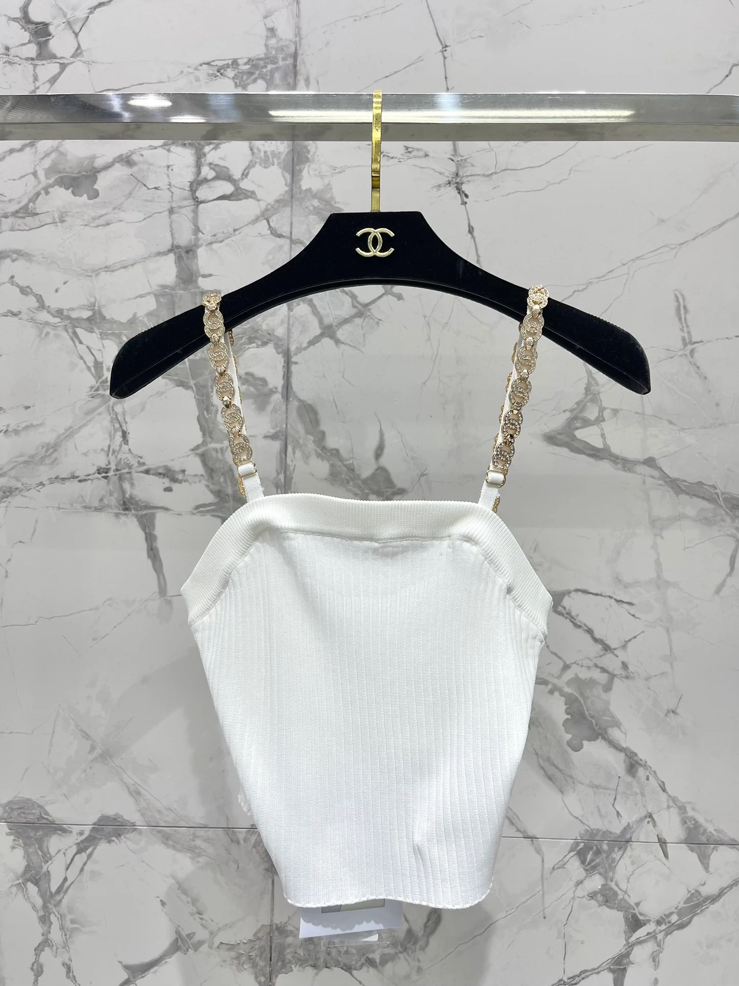 Chanel 2403-24 Летняя новинка: вязаная кофточка ручной работы с цепочкой, стильная и универсальная, белая.