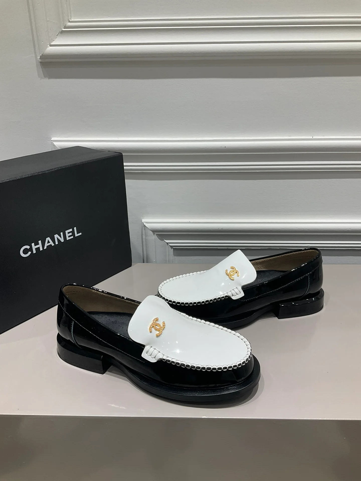 Коллекция Chanel весна/лето 2023 — Лоферы с бриллиантовой пряжкой — Белые