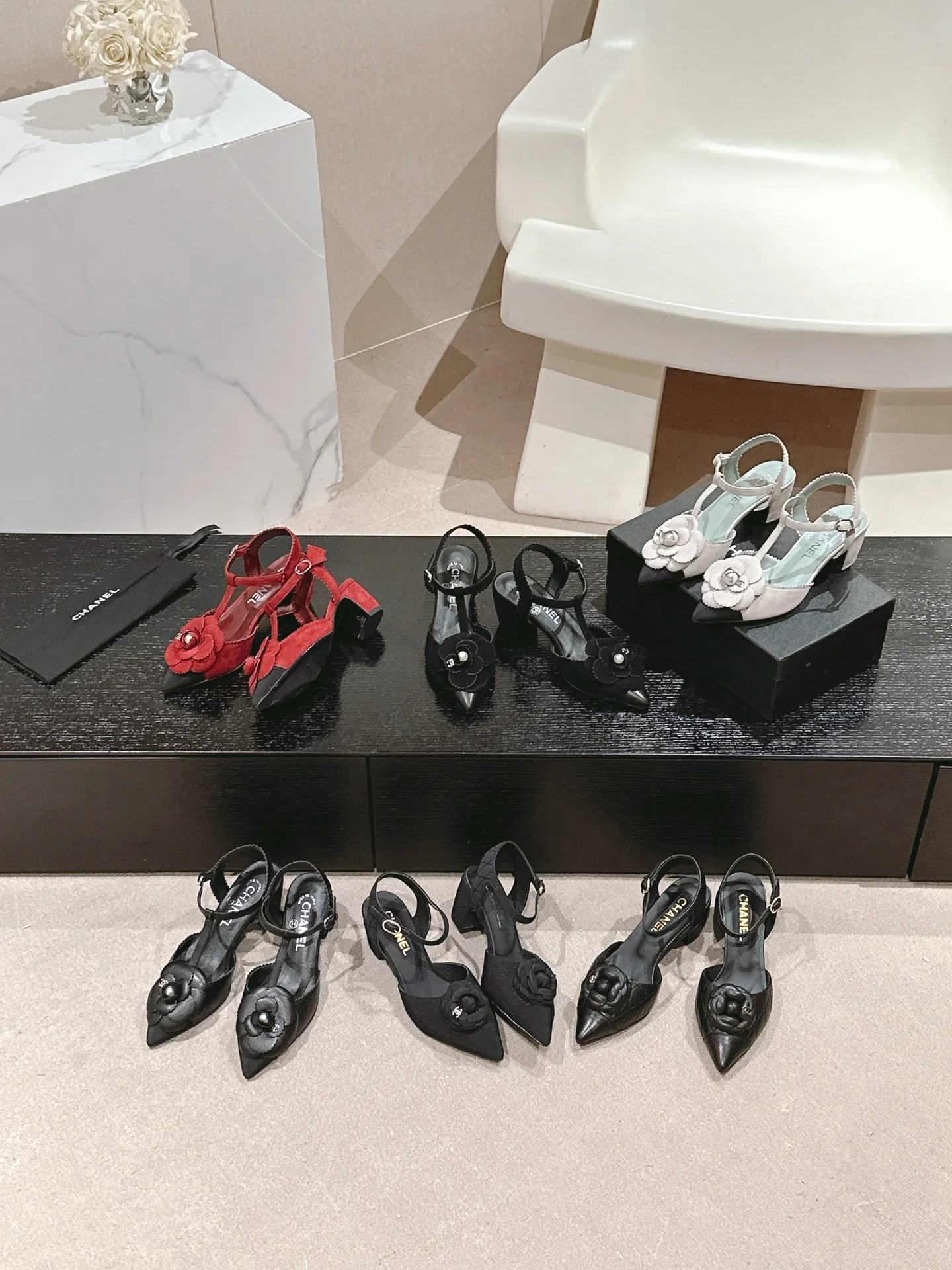 Туфли на высоком каблуке Chanel 2024 в клетку ?роза? — изображение из коллекции.