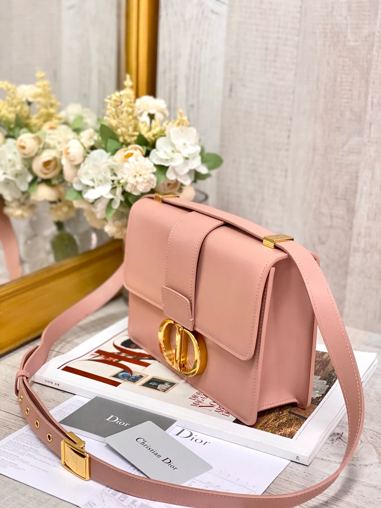 Dior Montaigne 30 series, 24cm, телячья кожа, гладкая текстура, розовый цвет.