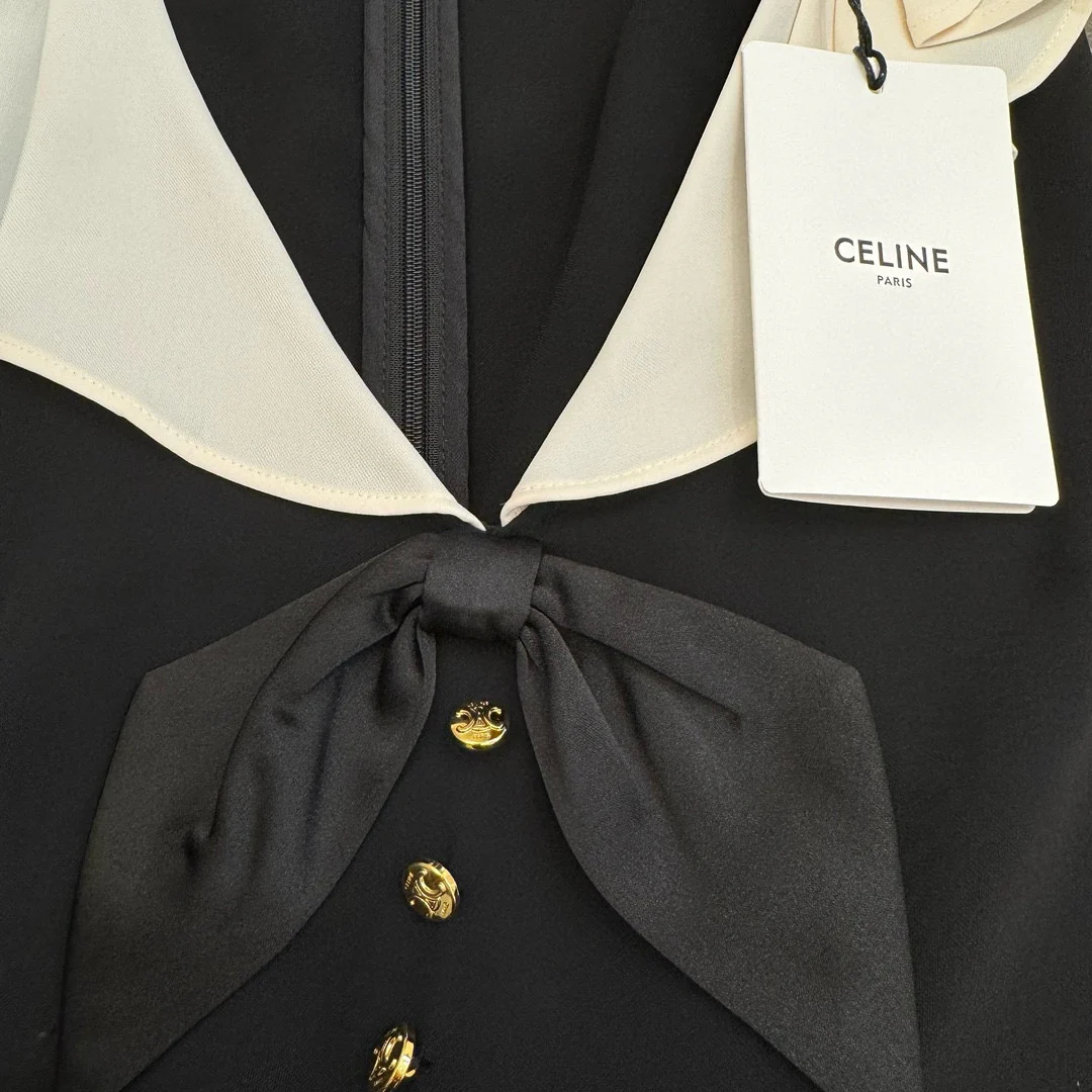 Новое маленькое черное платье Celine весна/лето 2024 с французскими оборками и V-образным вырезом.