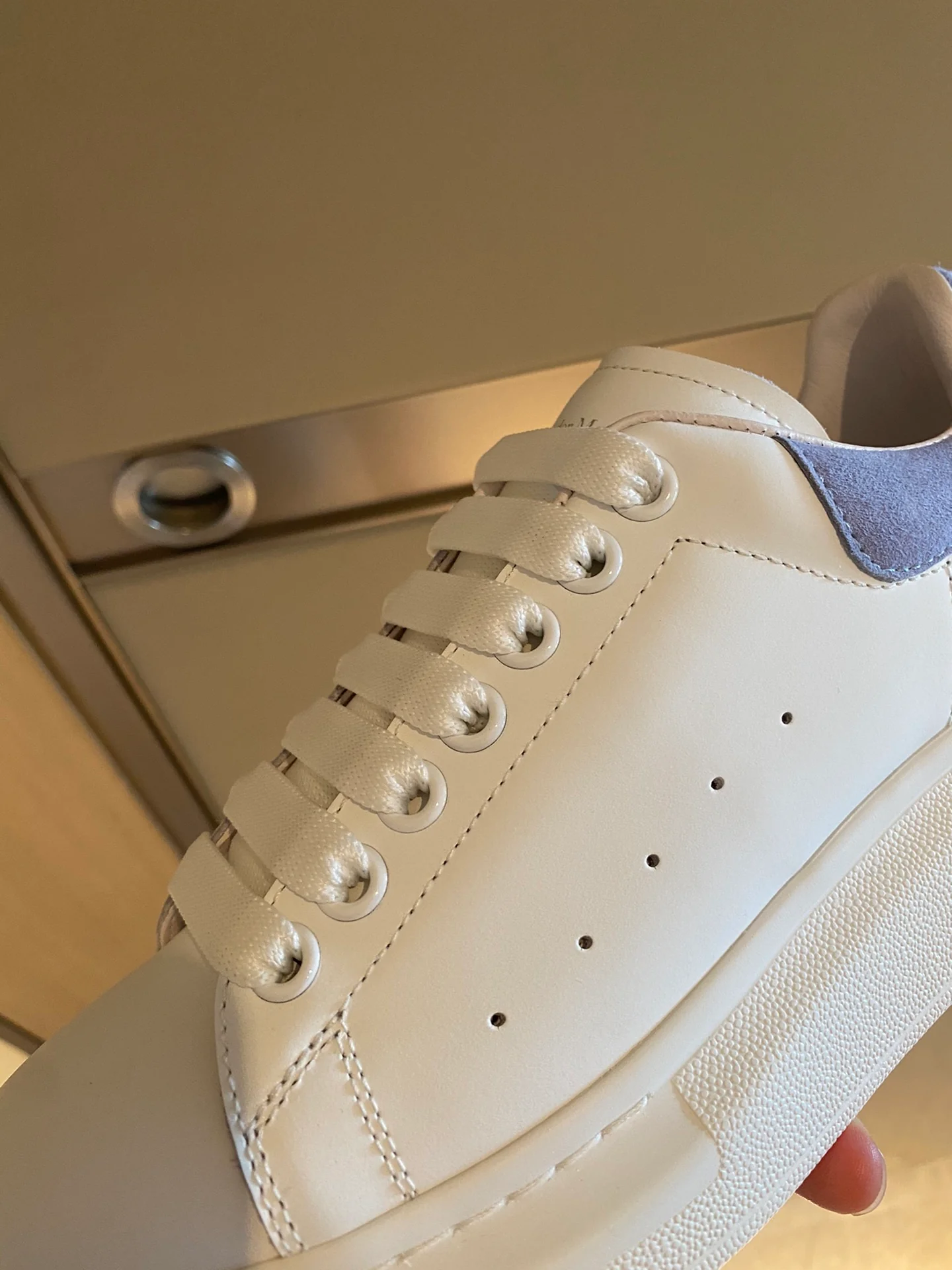 Классические белые кроссовки McQueen - замшевая подошва на каблуке - сине-фиолетовые