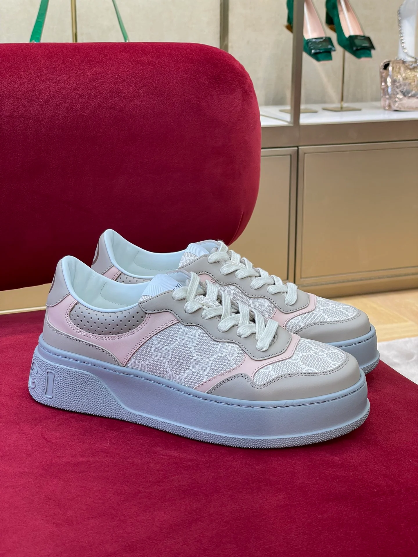 Gucci - Новинка сезона осень/зима 2022 - Туфли цвета 