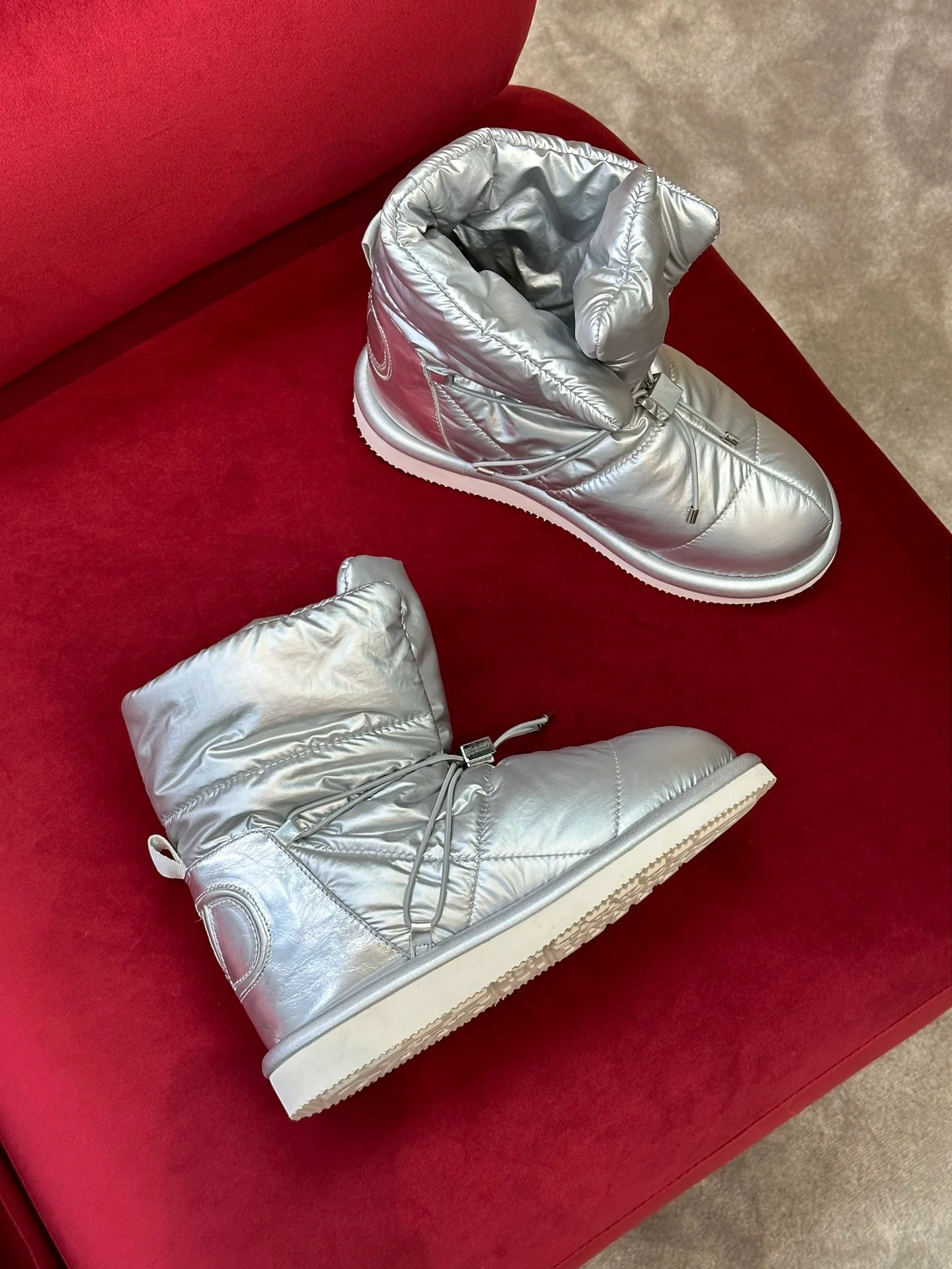 Новинка сезона осень/зима 2022 от Valentino - водонепроницаемые пуховые сапоги.