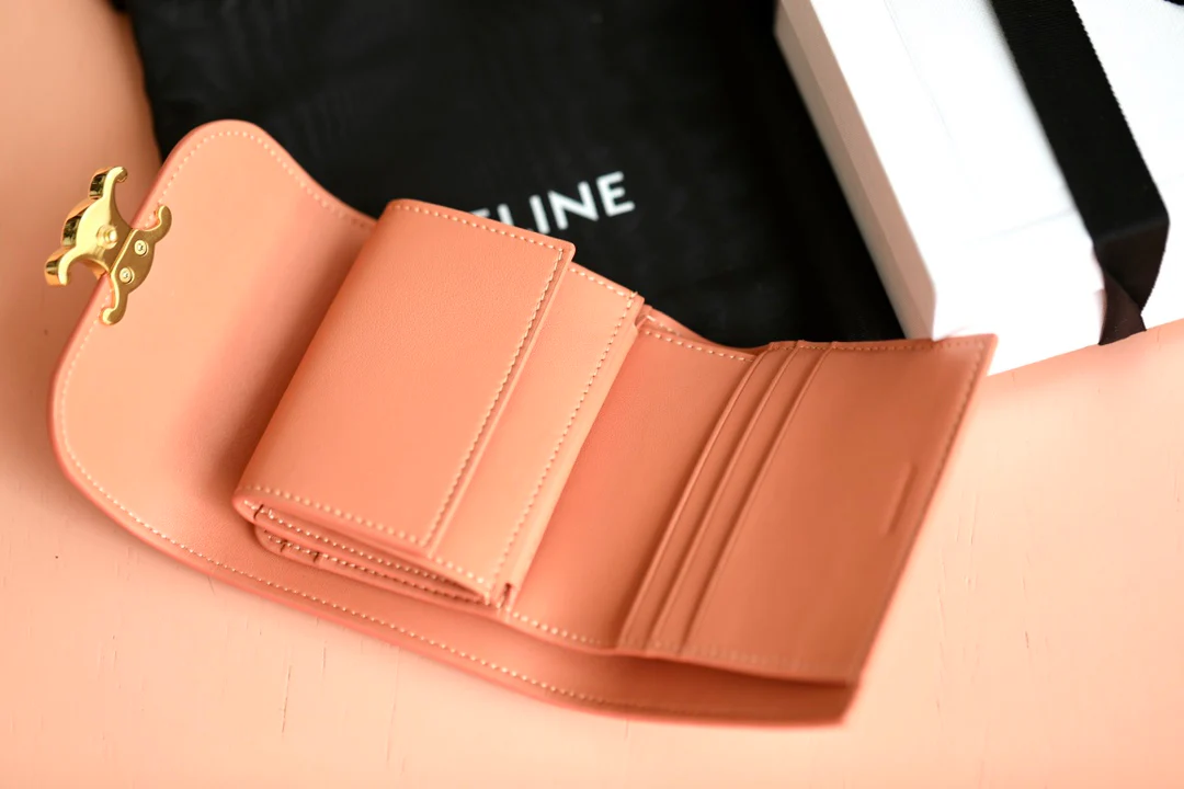 Маленький глянцевый кошелек Triomphe из овечьей кожи с клапаном - цвет личи.