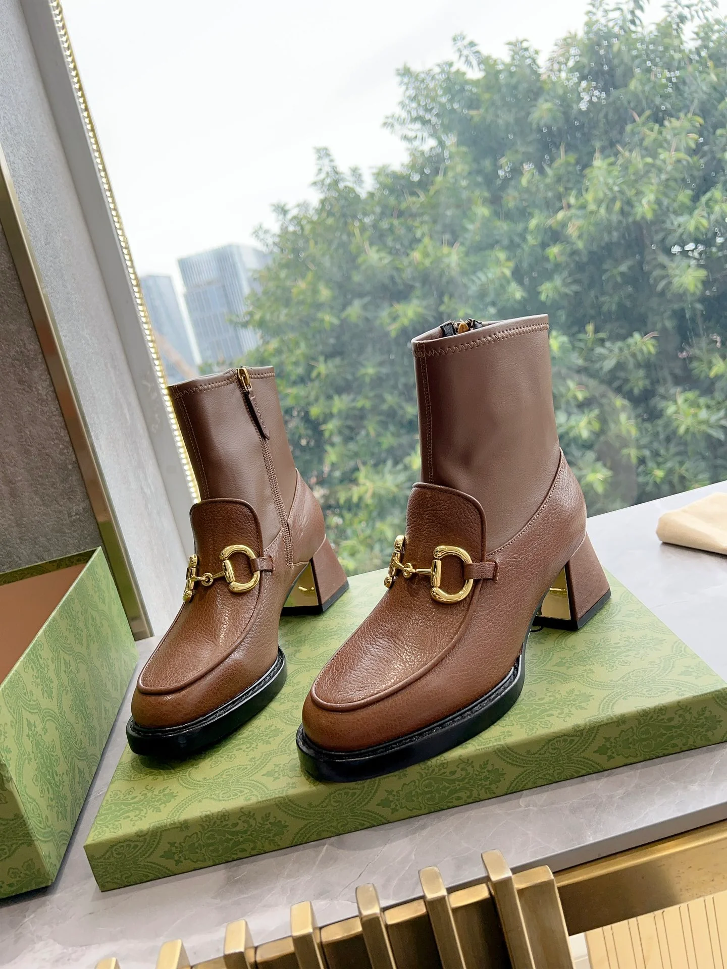 Новинка сезона осень/зима 2023 от Gucci - Ботильоны на массивном каблуке с застежкой-молнией - Кофейно-коричневый