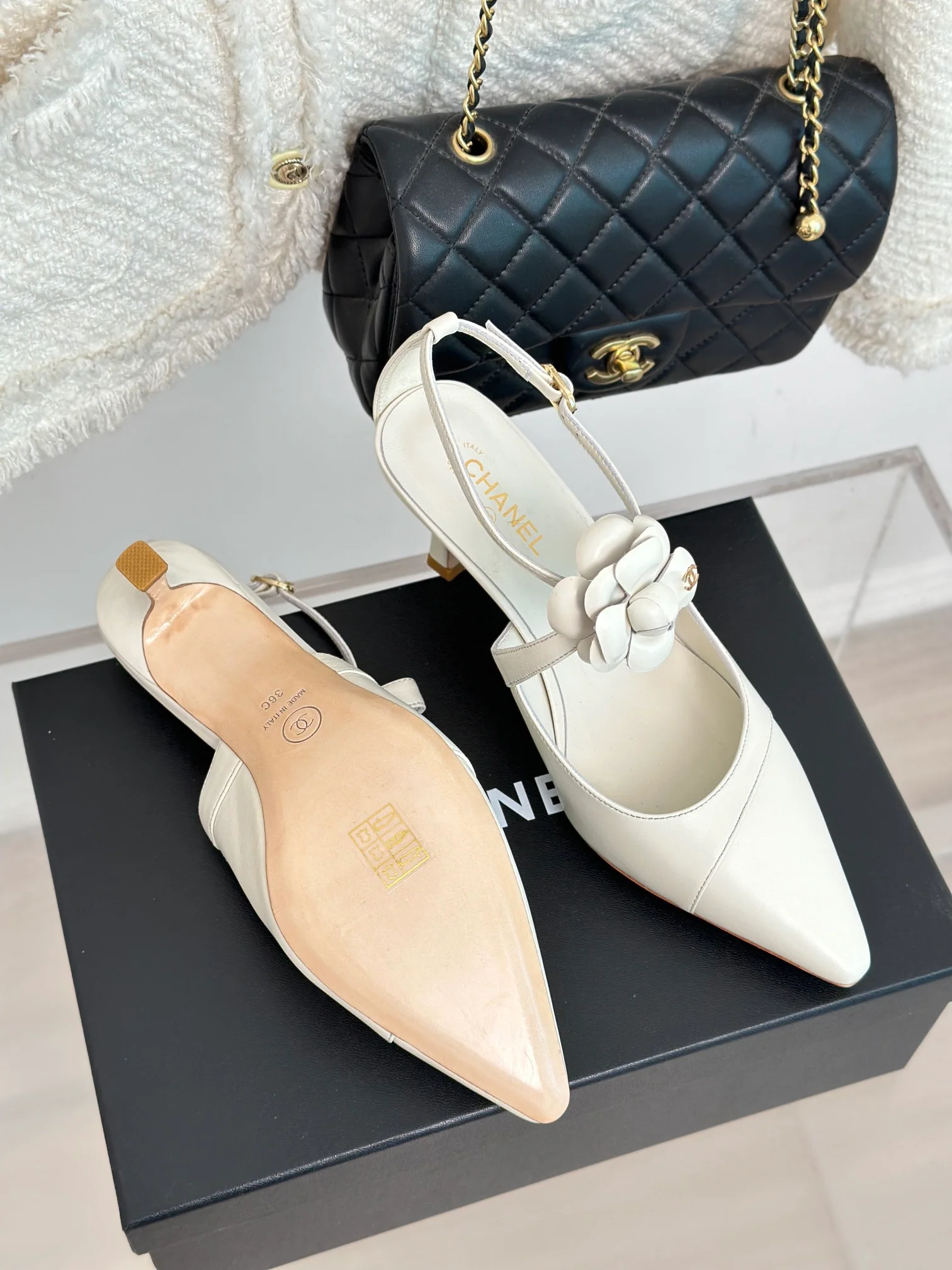 Новинка сезона весна/лето 2023 от Chanel - Босоножки на низком каблуке Camellia - Белые