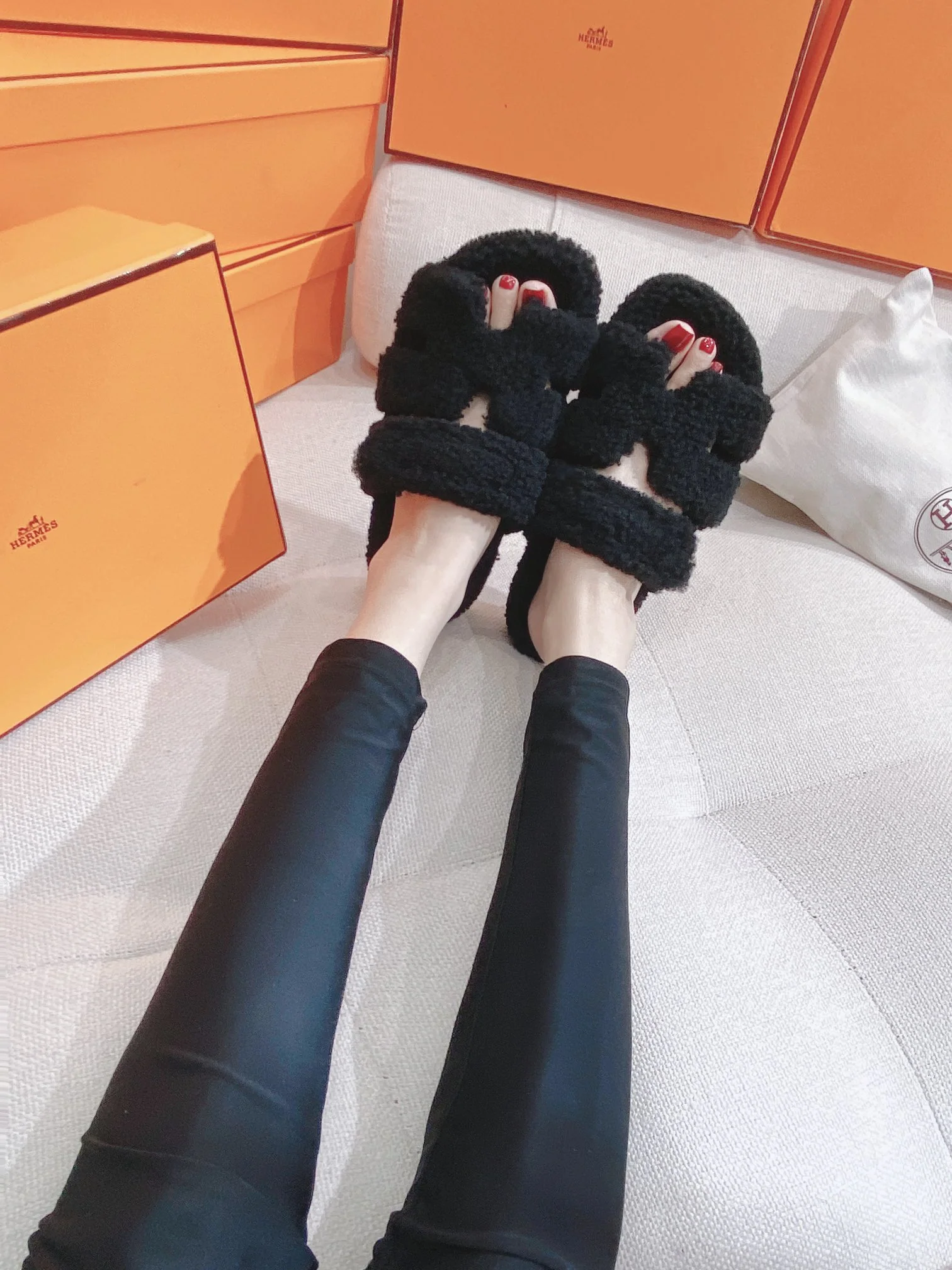 Новинка осенне-зимней коллекции Hermes 2022 — Домашние тапочки из овечьей шерсти и кожи в стиле пэчворк — Черные — Фотографии в наряде