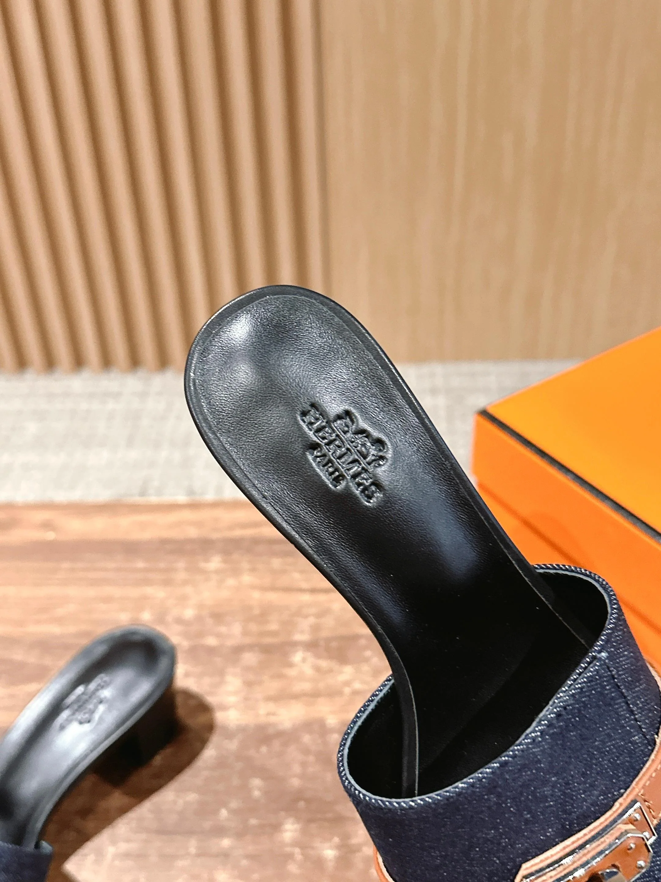 Сандалии Hermes Kelly с пряжкой на массивном каблуке - черные