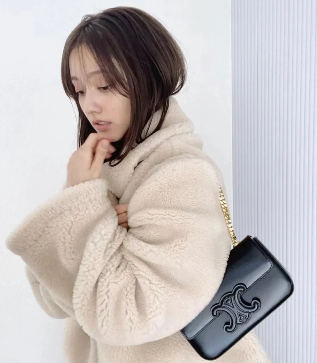 Сумка Celine Triomphe на плечо из глянцевой телячьей кожи с цепочкой — фотографии вживую.