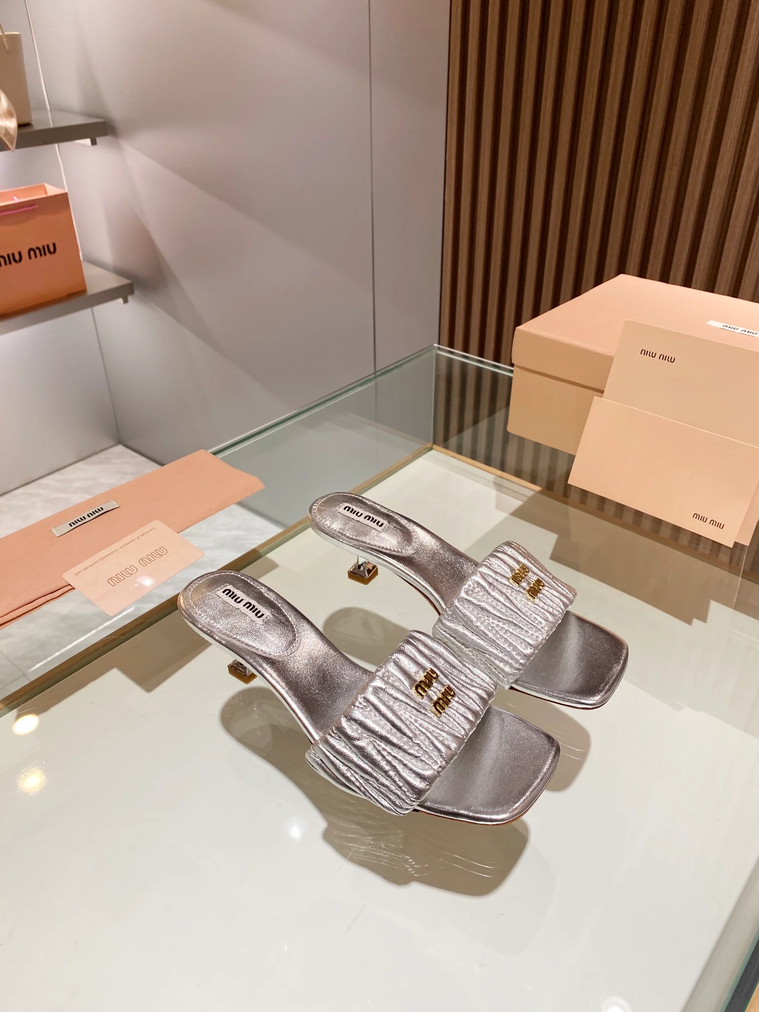 Новинка весны 2023 года от Miu Miu - Сандалии на низком каблуке - Серебристые