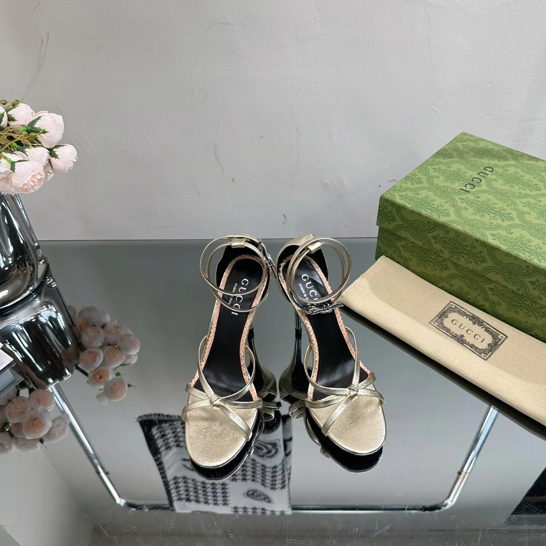Новинка весны 2023 года от Gucci - Босоножки на шпильке - Золотистые